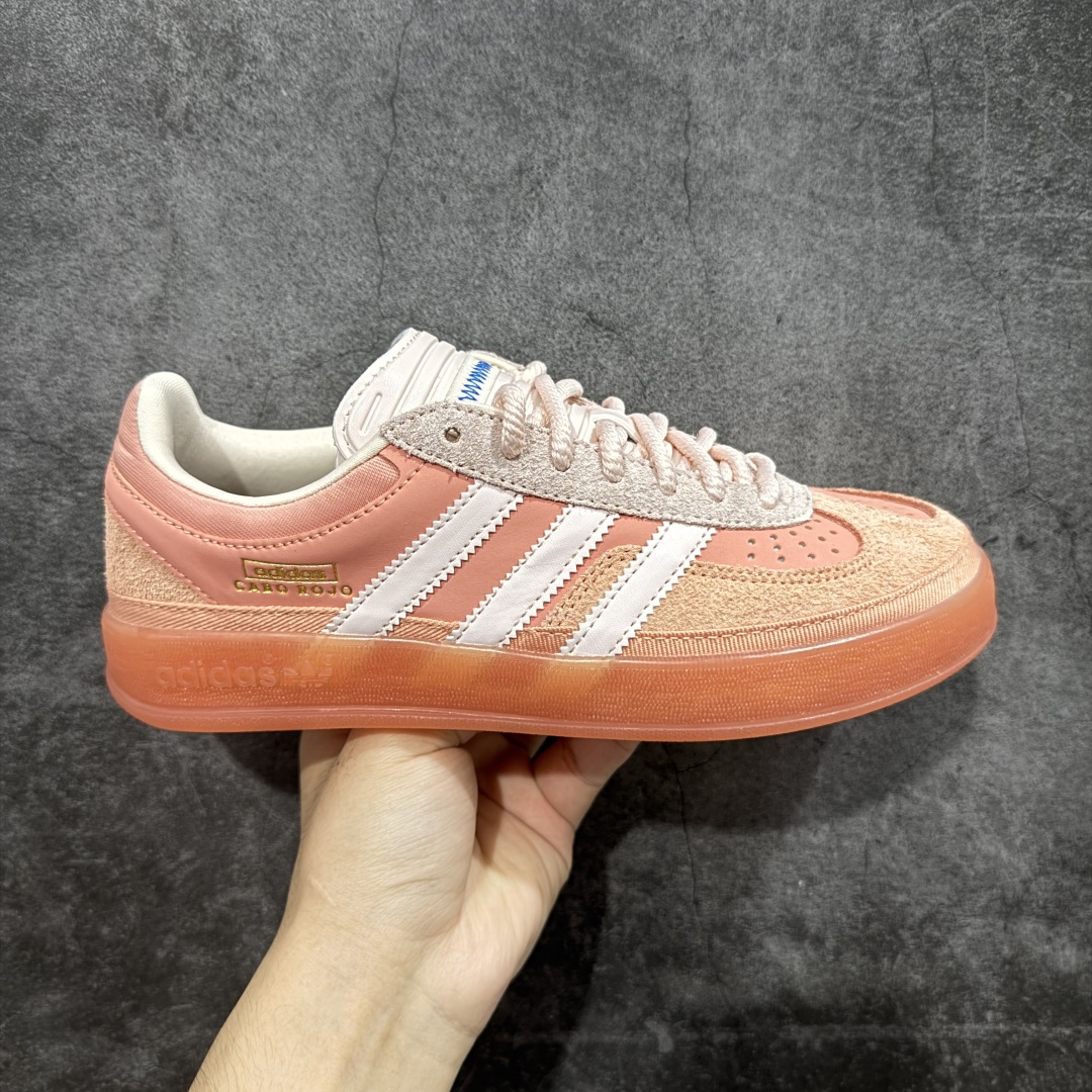 【纯原神版】Bad Bunny x AD 阿迪 Gazelle Indoor 坏痞兔联名低帮运动休闲板鞋 JS5052 鞋面采用皮革环保纤维革材质 外置RB橡胶大底,耐磨不打滑 T字鞋头设计,侧边金色logo 尺码:35.5 36 36.5 37 38 38.5 39 40 40.5 41 42 42.5 43 44 44.5 45-选品中心