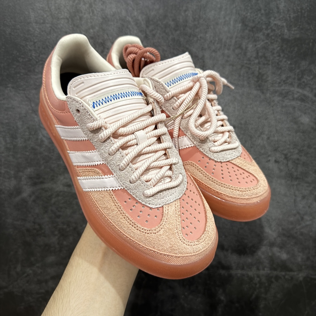【纯原神版】Bad Bunny x AD 阿迪 Gazelle Indoor 坏痞兔联名低帮运动休闲板鞋 JS5052 鞋面采用皮革环保纤维革材质 外置RB橡胶大底,耐磨不打滑 T字鞋头设计,侧边金色logo 尺码:35.5 36 36.5 37 38 38.5 39 40 40.5 41 42 42.5 43 44 44.5 45-选品中心