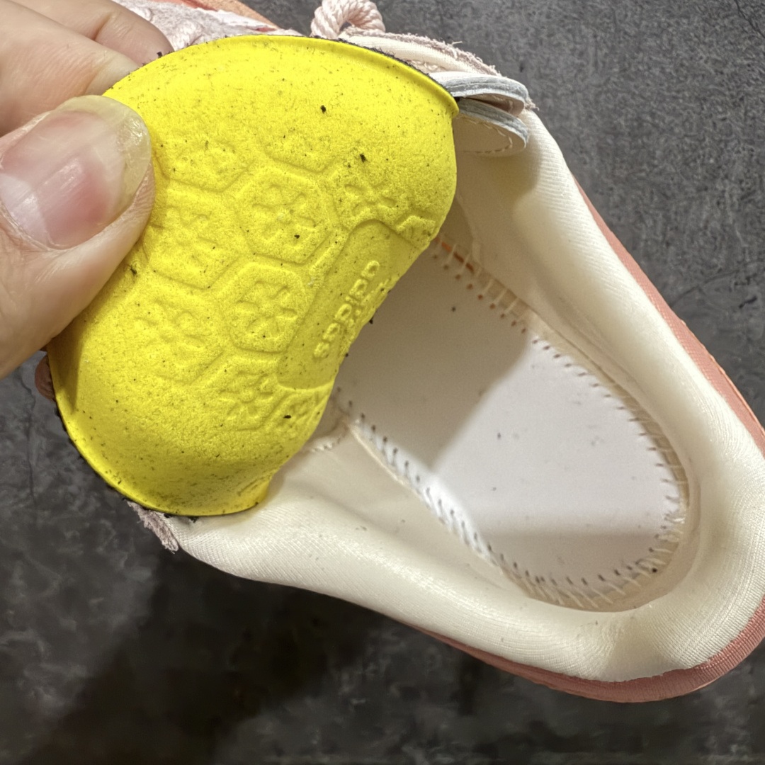 图片[9]-【纯原神版】Bad Bunny x AD 阿迪 Gazelle Indoor 坏痞兔联名低帮运动休闲板鞋 JS5052 鞋面采用皮革环保纤维革材质 外置RB橡胶大底，耐磨不打滑 T字鞋头设计，侧边金色logo 尺码：35.5 36 36.5 37 38 38.5 39 40 40.5 41 42 42.5 43 44 44.5 45-选品中心