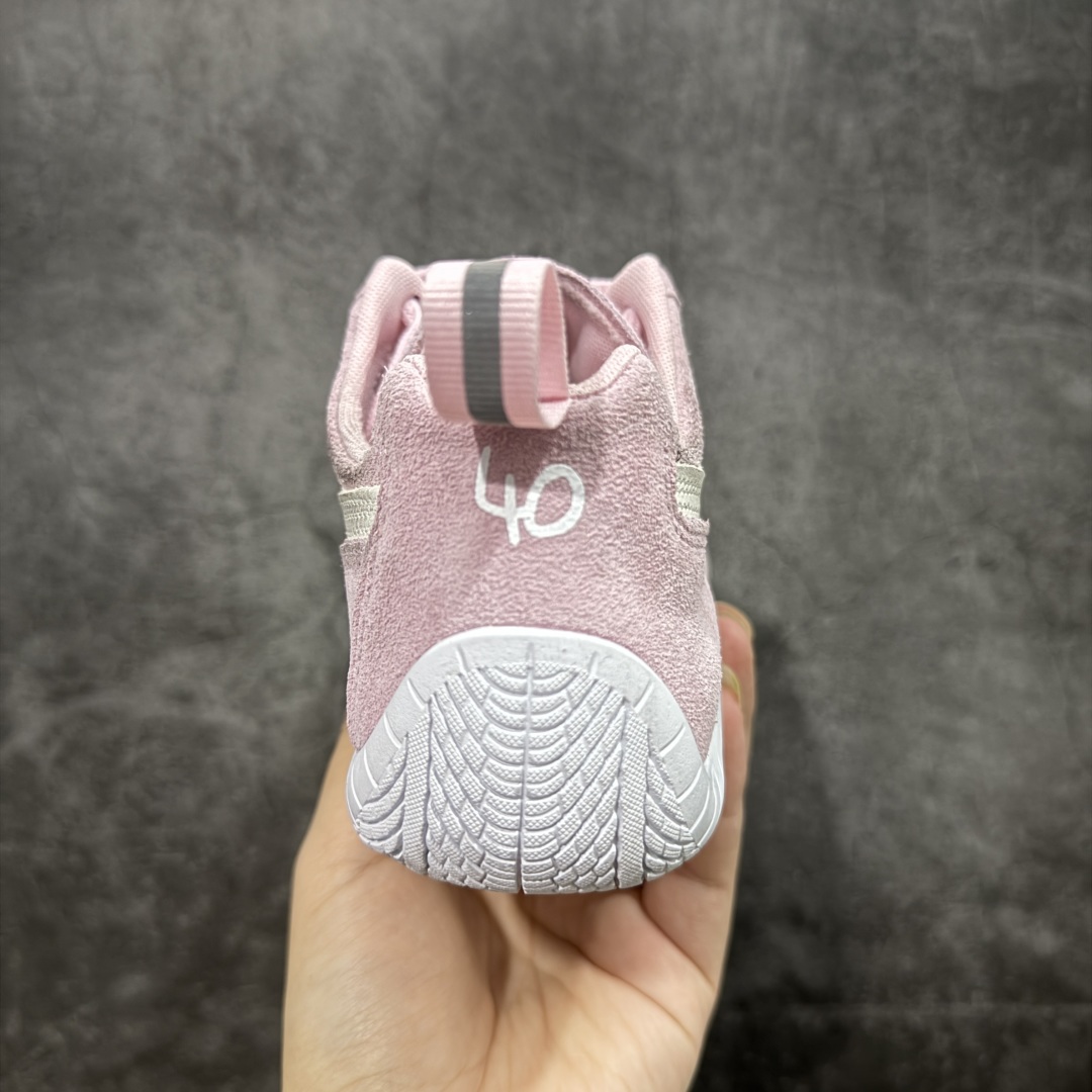 图片[4]-【纯原版】巴黎世家联名款Balenciaga The Open Product x Puma Speedcat 极速赛车系列彪马低帮生活休闲鞋 最高纯原版出货 1：1原材料 还原度顶级 原装档案原数据纸版楦型 原厂固色翻毛皮鞋面材质 二次成型\’猛帮\’成型工艺 正确做旧鞋面 全球知名运动品牌PUMA宝马赛车系列，融合了宝马车队的标志性配色，以趣味十足又前卫复古的设计引领潮流，将赛道精神融入街头时尚，开启前卫竞速之旅。自1978年巴伐利亚车队走上世界舞台，宝马赛车就在全球汽车制造和赛车运动领域留下了浓墨重彩的一笔。全新的两款BMW MMS Roma与BMW MMS Speedboat鞋款，均从宝马车型中汲取灵感。以黑或白为底色，融入经典配色，主打前卫复古风。Roma鞋款的鞋侧以复古的流线造型，缀以宝马经典Logo，巧妙吸睛；而Speedcat鞋款以亮眼三色条纹元素缀以舒适鞋面，赋予了独特的个性美学，演绎赛车的无尽能量 货号 406519 07 尺码 35 36 37 38 39 40 41 42 43 44 45 46 47-选品中心