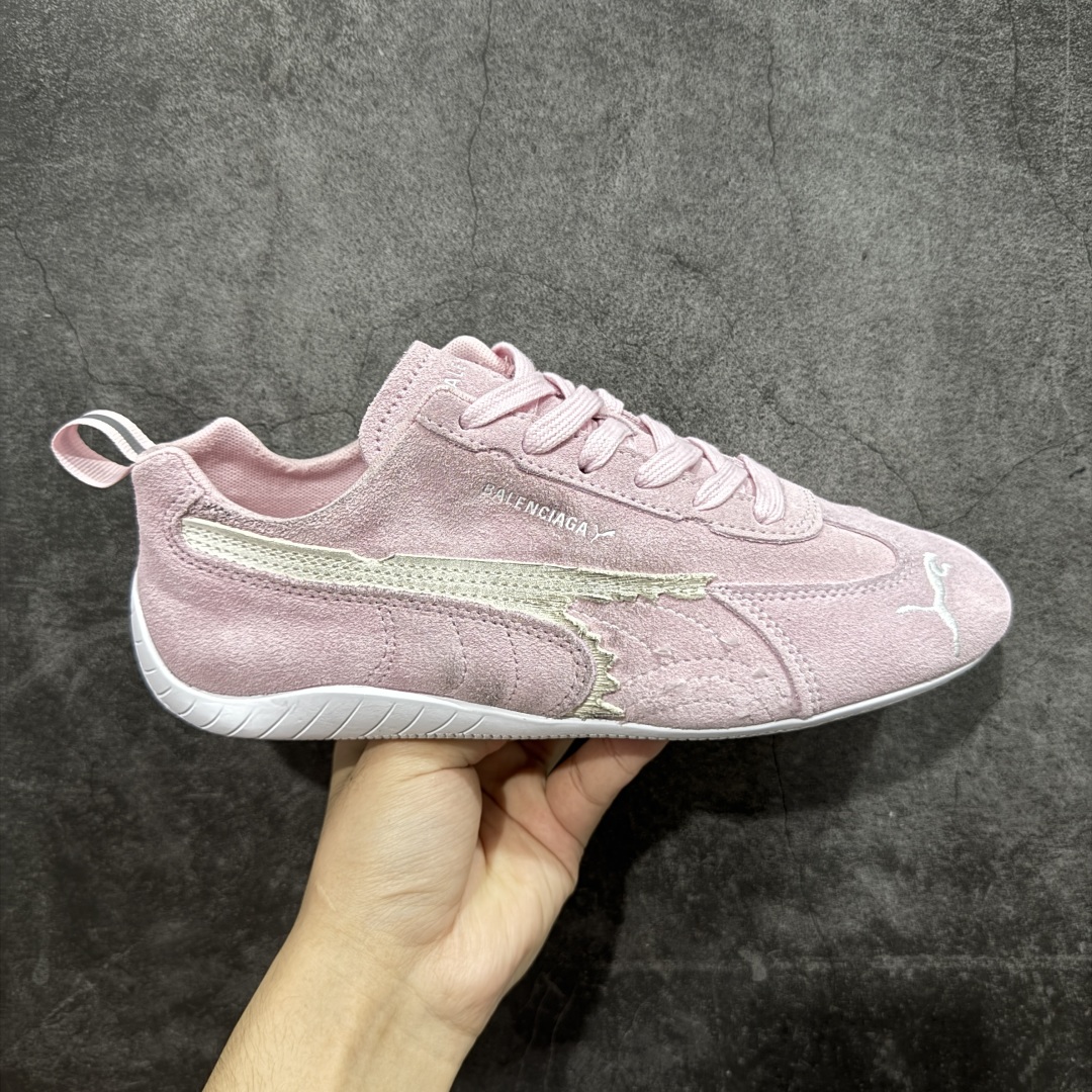 【纯原版】巴黎世家联名款Balenciaga The Open Product x Puma Speedcat 极速赛车系列彪马低帮生活休闲鞋 最高纯原版出货 1:1原材料 还原度顶级 原装档案原数据纸版楦型 原厂固色翻毛皮鞋面材质 二次成型\'猛帮\'成型工艺 正确做旧鞋面 全球知名运动品牌PUMA宝马赛车系列,融合了宝马车队的标志性配色,以趣味十足又前卫复古的设计引领潮流,将赛道精神融入街头时尚,开启前卫竞速之旅。自1978年巴伐利亚车队走上世界舞台,宝马赛车就在全球汽车制造和赛车运动领域留下了浓墨重彩的一笔。全新的两款BMW MMS Roma与BMW MMS Speedboat鞋款,均从宝马车型中汲取灵感。以黑或白为底色,融入经典配色,主打前卫复古风。Roma鞋款的鞋侧以复古的流线造型,缀以宝马经典Logo,巧妙吸睛;而Speedcat鞋款以亮眼三色条纹元素缀以舒适鞋面,赋予了独特的个性美学,演绎赛车的无尽能量 货号 406519 07 尺码 35 36 37 38 39 40 41 42 43 44 45 46 47-选品中心