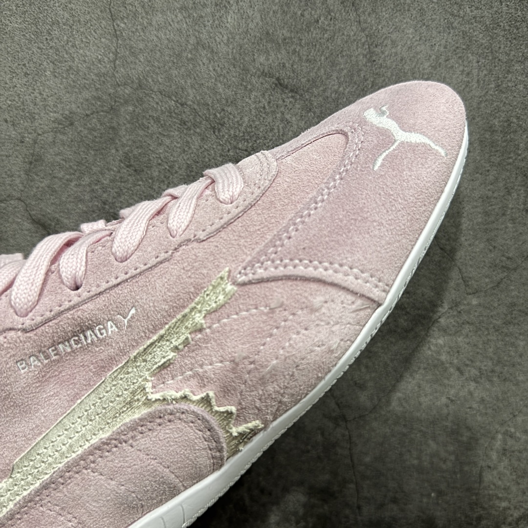 图片[6]-【纯原版】巴黎世家联名款Balenciaga The Open Product x Puma Speedcat 极速赛车系列彪马低帮生活休闲鞋 最高纯原版出货 1：1原材料 还原度顶级 原装档案原数据纸版楦型 原厂固色翻毛皮鞋面材质 二次成型\’猛帮\’成型工艺 正确做旧鞋面 全球知名运动品牌PUMA宝马赛车系列，融合了宝马车队的标志性配色，以趣味十足又前卫复古的设计引领潮流，将赛道精神融入街头时尚，开启前卫竞速之旅。自1978年巴伐利亚车队走上世界舞台，宝马赛车就在全球汽车制造和赛车运动领域留下了浓墨重彩的一笔。全新的两款BMW MMS Roma与BMW MMS Speedboat鞋款，均从宝马车型中汲取灵感。以黑或白为底色，融入经典配色，主打前卫复古风。Roma鞋款的鞋侧以复古的流线造型，缀以宝马经典Logo，巧妙吸睛；而Speedcat鞋款以亮眼三色条纹元素缀以舒适鞋面，赋予了独特的个性美学，演绎赛车的无尽能量 货号 406519 07 尺码 35 36 37 38 39 40 41 42 43 44 45 46 47-选品中心