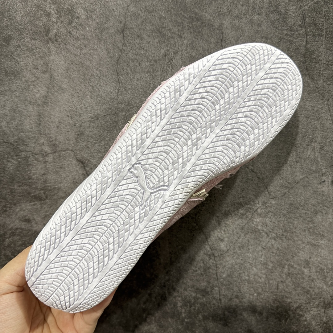 图片[9]-【纯原版】巴黎世家联名款Balenciaga The Open Product x Puma Speedcat 极速赛车系列彪马低帮生活休闲鞋 最高纯原版出货 1：1原材料 还原度顶级 原装档案原数据纸版楦型 原厂固色翻毛皮鞋面材质 二次成型\’猛帮\’成型工艺 正确做旧鞋面 全球知名运动品牌PUMA宝马赛车系列，融合了宝马车队的标志性配色，以趣味十足又前卫复古的设计引领潮流，将赛道精神融入街头时尚，开启前卫竞速之旅。自1978年巴伐利亚车队走上世界舞台，宝马赛车就在全球汽车制造和赛车运动领域留下了浓墨重彩的一笔。全新的两款BMW MMS Roma与BMW MMS Speedboat鞋款，均从宝马车型中汲取灵感。以黑或白为底色，融入经典配色，主打前卫复古风。Roma鞋款的鞋侧以复古的流线造型，缀以宝马经典Logo，巧妙吸睛；而Speedcat鞋款以亮眼三色条纹元素缀以舒适鞋面，赋予了独特的个性美学，演绎赛车的无尽能量 货号 406519 07 尺码 35 36 37 38 39 40 41 42 43 44 45 46 47-选品中心