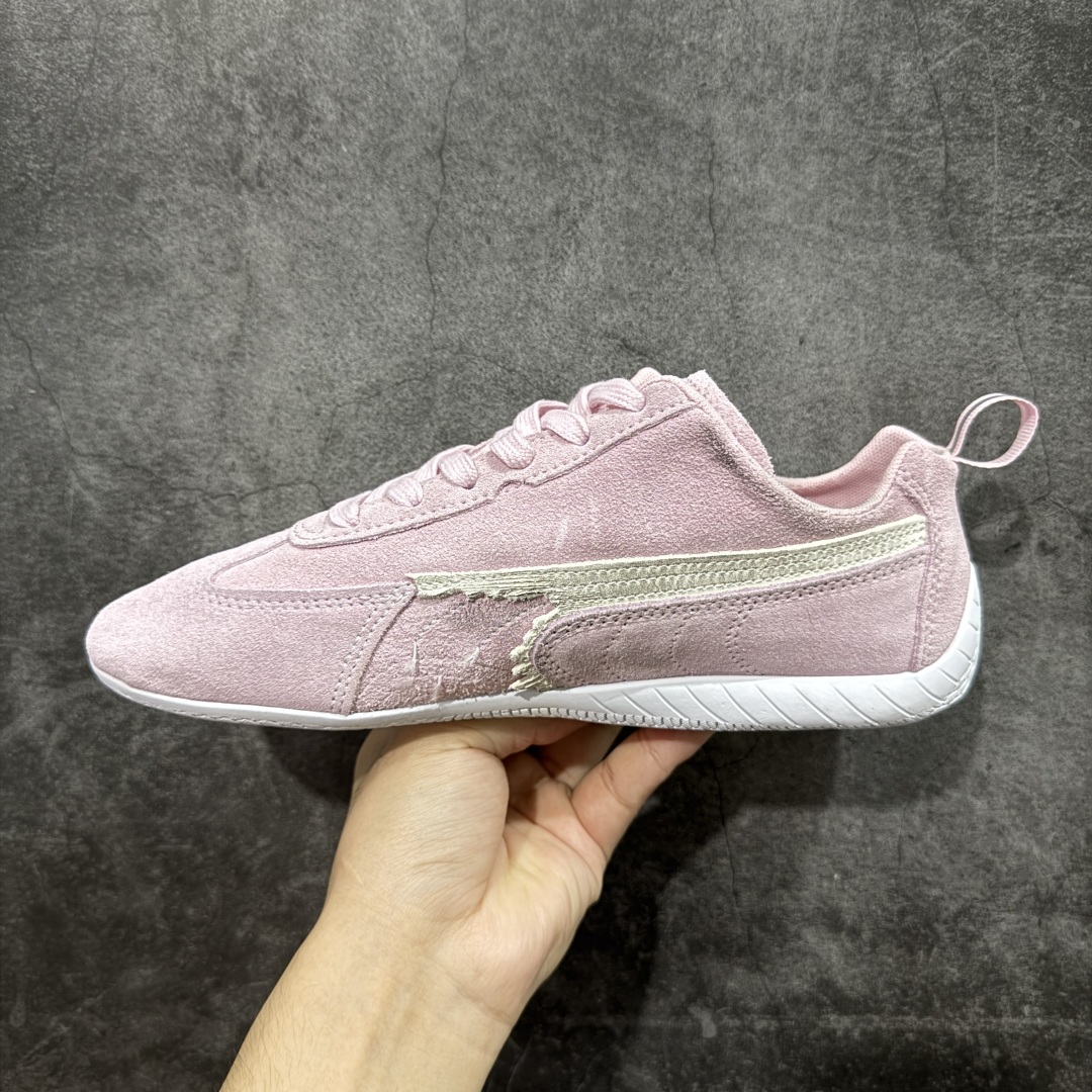 图片[2]-【纯原版】巴黎世家联名款Balenciaga The Open Product x Puma Speedcat 极速赛车系列彪马低帮生活休闲鞋 最高纯原版出货 1：1原材料 还原度顶级 原装档案原数据纸版楦型 原厂固色翻毛皮鞋面材质 二次成型\’猛帮\’成型工艺 正确做旧鞋面 全球知名运动品牌PUMA宝马赛车系列，融合了宝马车队的标志性配色，以趣味十足又前卫复古的设计引领潮流，将赛道精神融入街头时尚，开启前卫竞速之旅。自1978年巴伐利亚车队走上世界舞台，宝马赛车就在全球汽车制造和赛车运动领域留下了浓墨重彩的一笔。全新的两款BMW MMS Roma与BMW MMS Speedboat鞋款，均从宝马车型中汲取灵感。以黑或白为底色，融入经典配色，主打前卫复古风。Roma鞋款的鞋侧以复古的流线造型，缀以宝马经典Logo，巧妙吸睛；而Speedcat鞋款以亮眼三色条纹元素缀以舒适鞋面，赋予了独特的个性美学，演绎赛车的无尽能量 货号 406519 07 尺码 35 36 37 38 39 40 41 42 43 44 45 46 47-选品中心