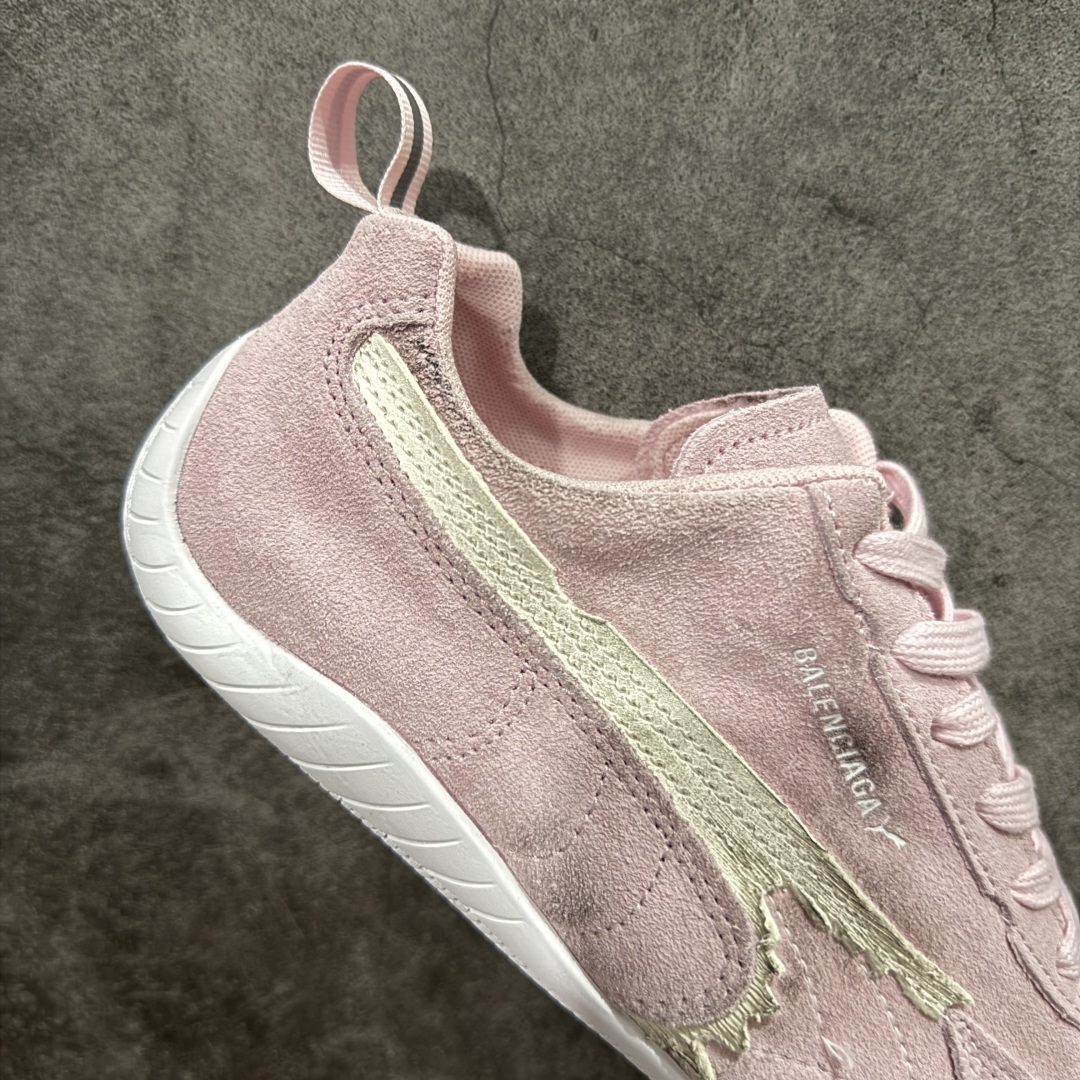 图片[7]-【纯原版】巴黎世家联名款Balenciaga The Open Product x Puma Speedcat 极速赛车系列彪马低帮生活休闲鞋 最高纯原版出货 1：1原材料 还原度顶级 原装档案原数据纸版楦型 原厂固色翻毛皮鞋面材质 二次成型\’猛帮\’成型工艺 正确做旧鞋面 全球知名运动品牌PUMA宝马赛车系列，融合了宝马车队的标志性配色，以趣味十足又前卫复古的设计引领潮流，将赛道精神融入街头时尚，开启前卫竞速之旅。自1978年巴伐利亚车队走上世界舞台，宝马赛车就在全球汽车制造和赛车运动领域留下了浓墨重彩的一笔。全新的两款BMW MMS Roma与BMW MMS Speedboat鞋款，均从宝马车型中汲取灵感。以黑或白为底色，融入经典配色，主打前卫复古风。Roma鞋款的鞋侧以复古的流线造型，缀以宝马经典Logo，巧妙吸睛；而Speedcat鞋款以亮眼三色条纹元素缀以舒适鞋面，赋予了独特的个性美学，演绎赛车的无尽能量 货号 406519 07 尺码 35 36 37 38 39 40 41 42 43 44 45 46 47-选品中心