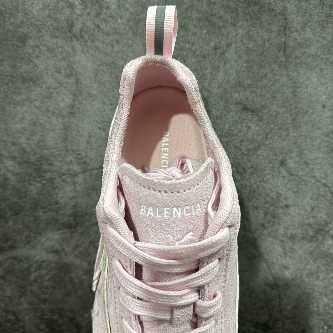 图片[8]-【纯原版】巴黎世家联名款Balenciaga The Open Product x Puma Speedcat 极速赛车系列彪马低帮生活休闲鞋 最高纯原版出货 1：1原材料 还原度顶级 原装档案原数据纸版楦型 原厂固色翻毛皮鞋面材质 二次成型\’猛帮\’成型工艺 正确做旧鞋面 全球知名运动品牌PUMA宝马赛车系列，融合了宝马车队的标志性配色，以趣味十足又前卫复古的设计引领潮流，将赛道精神融入街头时尚，开启前卫竞速之旅。自1978年巴伐利亚车队走上世界舞台，宝马赛车就在全球汽车制造和赛车运动领域留下了浓墨重彩的一笔。全新的两款BMW MMS Roma与BMW MMS Speedboat鞋款，均从宝马车型中汲取灵感。以黑或白为底色，融入经典配色，主打前卫复古风。Roma鞋款的鞋侧以复古的流线造型，缀以宝马经典Logo，巧妙吸睛；而Speedcat鞋款以亮眼三色条纹元素缀以舒适鞋面，赋予了独特的个性美学，演绎赛车的无尽能量 货号 406519 07 尺码 35 36 37 38 39 40 41 42 43 44 45 46 47-选品中心