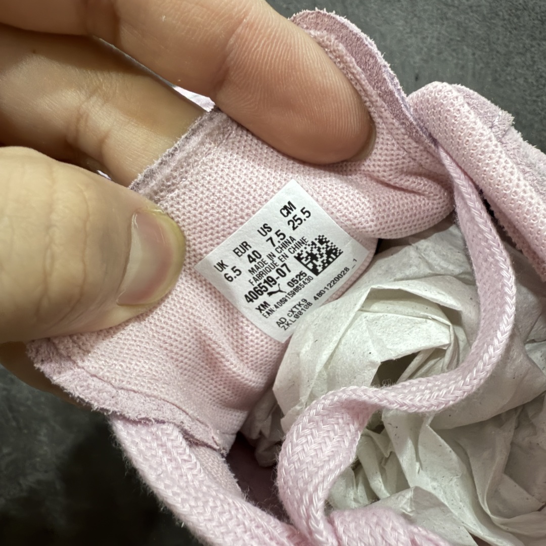 图片[7]-【纯原版】巴黎世家联名款Balenciaga The Open Product x Puma Speedcat 极速赛车系列彪马低帮生活休闲鞋 最高纯原版出货 1：1原材料 还原度顶级 原装档案原数据纸版楦型 原厂固色翻毛皮鞋面材质 二次成型\’猛帮\’成型工艺 正确做旧鞋面 全球知名运动品牌PUMA宝马赛车系列，融合了宝马车队的标志性配色，以趣味十足又前卫复古的设计引领潮流，将赛道精神融入街头时尚，开启前卫竞速之旅。自1978年巴伐利亚车队走上世界舞台，宝马赛车就在全球汽车制造和赛车运动领域留下了浓墨重彩的一笔。全新的两款BMW MMS Roma与BMW MMS Speedboat鞋款，均从宝马车型中汲取灵感。以黑或白为底色，融入经典配色，主打前卫复古风。Roma鞋款的鞋侧以复古的流线造型，缀以宝马经典Logo，巧妙吸睛；而Speedcat鞋款以亮眼三色条纹元素缀以舒适鞋面，赋予了独特的个性美学，演绎赛车的无尽能量 货号 406519 07 尺码 35 36 37 38 39 40 41 42 43 44 45 46 47-选品中心