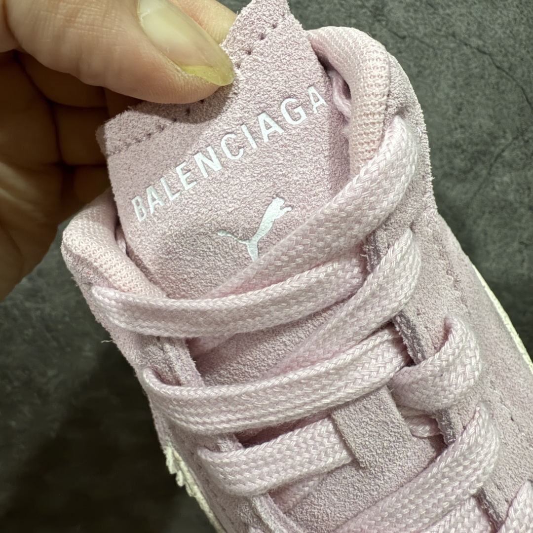 图片[6]-【纯原版】巴黎世家联名款Balenciaga The Open Product x Puma Speedcat 极速赛车系列彪马低帮生活休闲鞋 最高纯原版出货 1：1原材料 还原度顶级 原装档案原数据纸版楦型 原厂固色翻毛皮鞋面材质 二次成型\’猛帮\’成型工艺 正确做旧鞋面 全球知名运动品牌PUMA宝马赛车系列，融合了宝马车队的标志性配色，以趣味十足又前卫复古的设计引领潮流，将赛道精神融入街头时尚，开启前卫竞速之旅。自1978年巴伐利亚车队走上世界舞台，宝马赛车就在全球汽车制造和赛车运动领域留下了浓墨重彩的一笔。全新的两款BMW MMS Roma与BMW MMS Speedboat鞋款，均从宝马车型中汲取灵感。以黑或白为底色，融入经典配色，主打前卫复古风。Roma鞋款的鞋侧以复古的流线造型，缀以宝马经典Logo，巧妙吸睛；而Speedcat鞋款以亮眼三色条纹元素缀以舒适鞋面，赋予了独特的个性美学，演绎赛车的无尽能量 货号 406519 07 尺码 35 36 37 38 39 40 41 42 43 44 45 46 47-选品中心