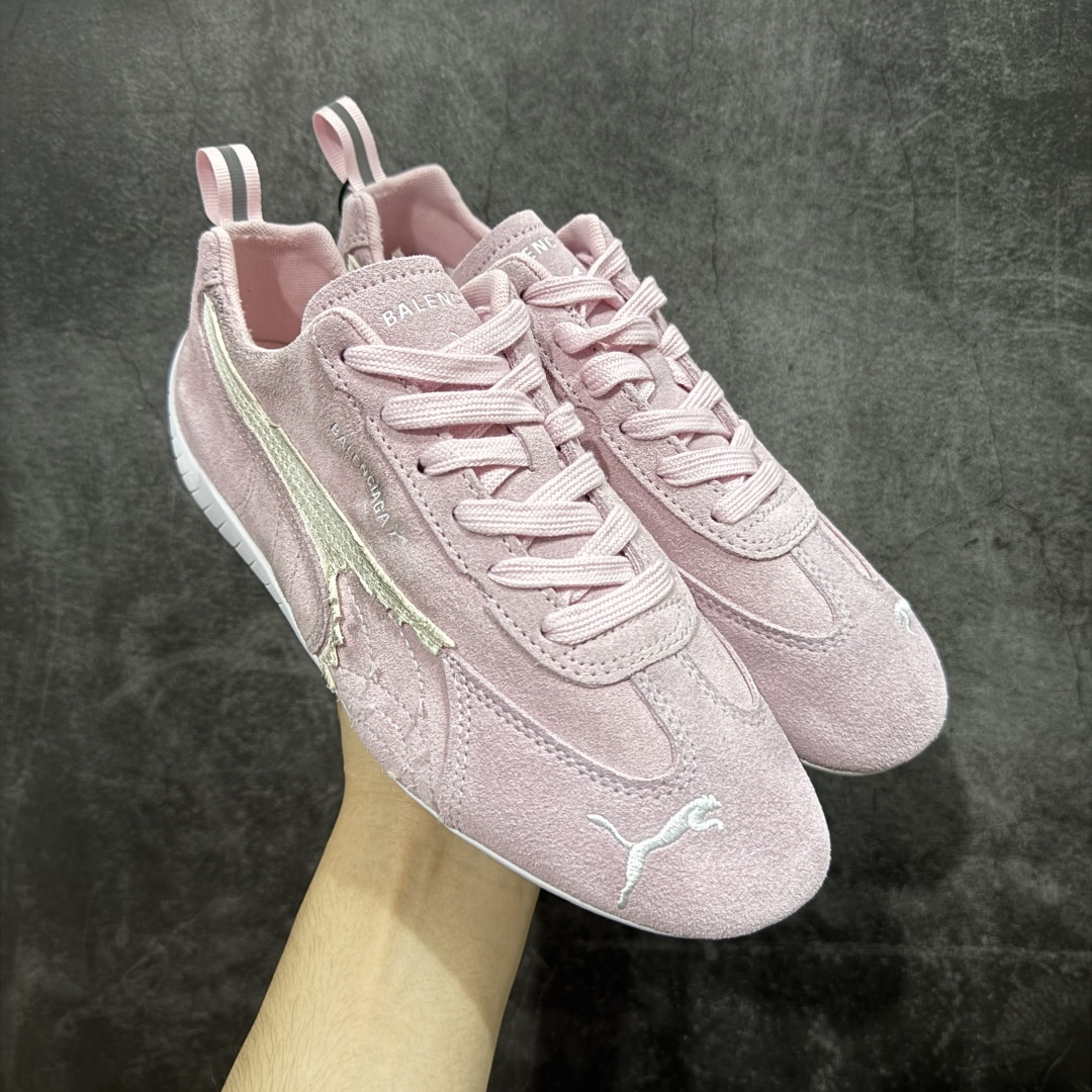 【纯原版】巴黎世家联名款Balenciaga The Open Product x Puma Speedcat 极速赛车系列彪马低帮生活休闲鞋 最高纯原版出货 1:1原材料 还原度顶级 原装档案原数据纸版楦型 原厂固色翻毛皮鞋面材质 二次成型\'猛帮\'成型工艺 正确做旧鞋面 全球知名运动品牌PUMA宝马赛车系列,融合了宝马车队的标志性配色,以趣味十足又前卫复古的设计引领潮流,将赛道精神融入街头时尚,开启前卫竞速之旅。自1978年巴伐利亚车队走上世界舞台,宝马赛车就在全球汽车制造和赛车运动领域留下了浓墨重彩的一笔。全新的两款BMW MMS Roma与BMW MMS Speedboat鞋款,均从宝马车型中汲取灵感。以黑或白为底色,融入经典配色,主打前卫复古风。Roma鞋款的鞋侧以复古的流线造型,缀以宝马经典Logo,巧妙吸睛;而Speedcat鞋款以亮眼三色条纹元素缀以舒适鞋面,赋予了独特的个性美学,演绎赛车的无尽能量 货号 406519 07 尺码 35 36 37 38 39 40 41 42 43 44 45 46 47-选品中心