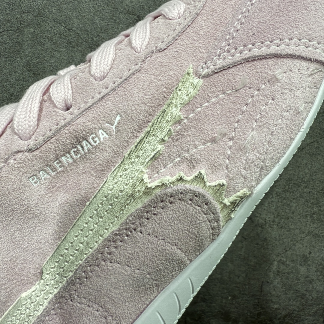 图片[4]-【纯原版】巴黎世家联名款Balenciaga The Open Product x Puma Speedcat 极速赛车系列彪马低帮生活休闲鞋 最高纯原版出货 1：1原材料 还原度顶级 原装档案原数据纸版楦型 原厂固色翻毛皮鞋面材质 二次成型\’猛帮\’成型工艺 正确做旧鞋面 全球知名运动品牌PUMA宝马赛车系列，融合了宝马车队的标志性配色，以趣味十足又前卫复古的设计引领潮流，将赛道精神融入街头时尚，开启前卫竞速之旅。自1978年巴伐利亚车队走上世界舞台，宝马赛车就在全球汽车制造和赛车运动领域留下了浓墨重彩的一笔。全新的两款BMW MMS Roma与BMW MMS Speedboat鞋款，均从宝马车型中汲取灵感。以黑或白为底色，融入经典配色，主打前卫复古风。Roma鞋款的鞋侧以复古的流线造型，缀以宝马经典Logo，巧妙吸睛；而Speedcat鞋款以亮眼三色条纹元素缀以舒适鞋面，赋予了独特的个性美学，演绎赛车的无尽能量 货号 406519 07 尺码 35 36 37 38 39 40 41 42 43 44 45 46 47-选品中心