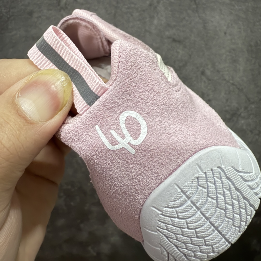 图片[2]-【纯原版】巴黎世家联名款Balenciaga The Open Product x Puma Speedcat 极速赛车系列彪马低帮生活休闲鞋 最高纯原版出货 1：1原材料 还原度顶级 原装档案原数据纸版楦型 原厂固色翻毛皮鞋面材质 二次成型\’猛帮\’成型工艺 正确做旧鞋面 全球知名运动品牌PUMA宝马赛车系列，融合了宝马车队的标志性配色，以趣味十足又前卫复古的设计引领潮流，将赛道精神融入街头时尚，开启前卫竞速之旅。自1978年巴伐利亚车队走上世界舞台，宝马赛车就在全球汽车制造和赛车运动领域留下了浓墨重彩的一笔。全新的两款BMW MMS Roma与BMW MMS Speedboat鞋款，均从宝马车型中汲取灵感。以黑或白为底色，融入经典配色，主打前卫复古风。Roma鞋款的鞋侧以复古的流线造型，缀以宝马经典Logo，巧妙吸睛；而Speedcat鞋款以亮眼三色条纹元素缀以舒适鞋面，赋予了独特的个性美学，演绎赛车的无尽能量 货号 406519 07 尺码 35 36 37 38 39 40 41 42 43 44 45 46 47-选品中心