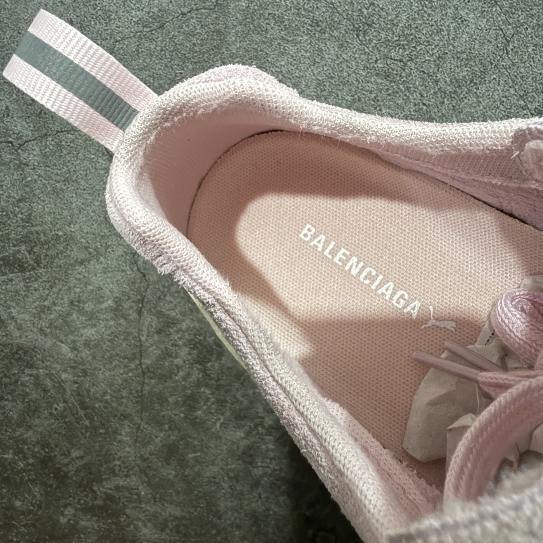 图片[8]-【纯原版】巴黎世家联名款Balenciaga The Open Product x Puma Speedcat 极速赛车系列彪马低帮生活休闲鞋 最高纯原版出货 1：1原材料 还原度顶级 原装档案原数据纸版楦型 原厂固色翻毛皮鞋面材质 二次成型\’猛帮\’成型工艺 正确做旧鞋面 全球知名运动品牌PUMA宝马赛车系列，融合了宝马车队的标志性配色，以趣味十足又前卫复古的设计引领潮流，将赛道精神融入街头时尚，开启前卫竞速之旅。自1978年巴伐利亚车队走上世界舞台，宝马赛车就在全球汽车制造和赛车运动领域留下了浓墨重彩的一笔。全新的两款BMW MMS Roma与BMW MMS Speedboat鞋款，均从宝马车型中汲取灵感。以黑或白为底色，融入经典配色，主打前卫复古风。Roma鞋款的鞋侧以复古的流线造型，缀以宝马经典Logo，巧妙吸睛；而Speedcat鞋款以亮眼三色条纹元素缀以舒适鞋面，赋予了独特的个性美学，演绎赛车的无尽能量 货号 406519 07 尺码 35 36 37 38 39 40 41 42 43 44 45 46 47-选品中心