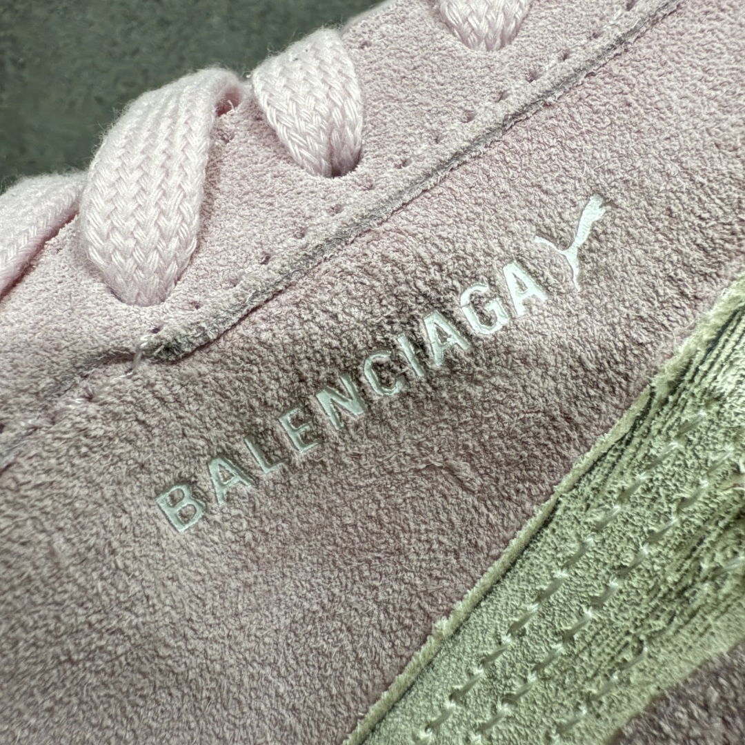 图片[3]-【纯原版】巴黎世家联名款Balenciaga The Open Product x Puma Speedcat 极速赛车系列彪马低帮生活休闲鞋 最高纯原版出货 1：1原材料 还原度顶级 原装档案原数据纸版楦型 原厂固色翻毛皮鞋面材质 二次成型\’猛帮\’成型工艺 正确做旧鞋面 全球知名运动品牌PUMA宝马赛车系列，融合了宝马车队的标志性配色，以趣味十足又前卫复古的设计引领潮流，将赛道精神融入街头时尚，开启前卫竞速之旅。自1978年巴伐利亚车队走上世界舞台，宝马赛车就在全球汽车制造和赛车运动领域留下了浓墨重彩的一笔。全新的两款BMW MMS Roma与BMW MMS Speedboat鞋款，均从宝马车型中汲取灵感。以黑或白为底色，融入经典配色，主打前卫复古风。Roma鞋款的鞋侧以复古的流线造型，缀以宝马经典Logo，巧妙吸睛；而Speedcat鞋款以亮眼三色条纹元素缀以舒适鞋面，赋予了独特的个性美学，演绎赛车的无尽能量 货号 406519 07 尺码 35 36 37 38 39 40 41 42 43 44 45 46 47-选品中心