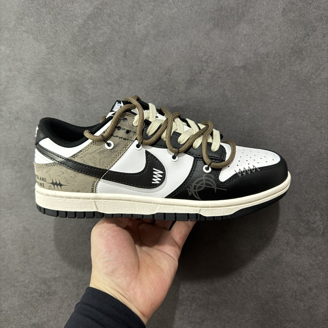 【YC纯原】Nike Dunk Low 月光信筏 黑棕 当经典的黑白鞋身浸染灰棕渐层,宛如月光洒落信纸,笔尖流淌静谧与自由。黑色Swoosh裂痕间透出锯齿光晕,如信封封缄的金属漆印,鞋侧「RISE AND SHINE」星芒暗纹与行星环吊牌共鸣,做旧划痕仿佛时光摩挲过的旧信笺,细腻却充满力量。 ——以月光为墨,书写城市夜晚的密语。 货号: DD1503-101 尺码: 40 40.5 41 42 42.5 43 44 44.5 45 46-选品中心