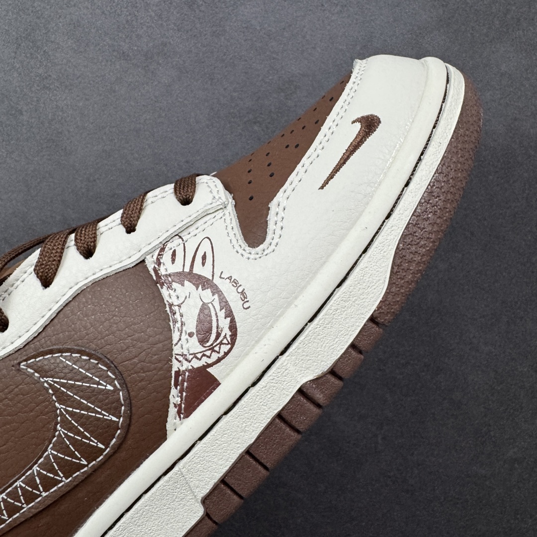 图片[5]-【定制版】Nike SB Dunk Low“ 棕拉布布” 周年高端定制 低帮休闲板鞋 定制鞋盒 大厂纯原品质出货 超高清洁度 皮料切割干净无任何毛边 细节完美 货号：SR2025-007 尺码： 36 36.5 37.5 38 38.5 39 40 40.5 41 42 42.5 43 44 44.5 45-选品中心