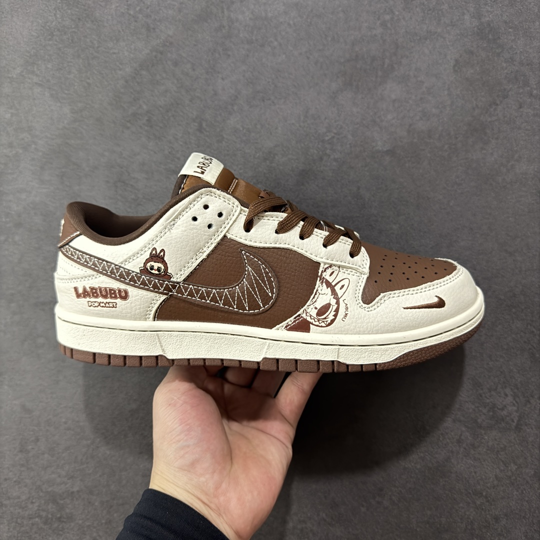 【定制版】Nike SB Dunk Low“ 棕拉布布” 周年高端定制 低帮休闲板鞋 定制鞋盒 大厂纯原品质出货 超高清洁度 皮料切割干净无任何毛边 细节完美 货号:SR2025-007 尺码: 36 36.5 37.5 38 38.5 39 40 40.5 41 42 42.5 43 44 44.5 45-选品中心