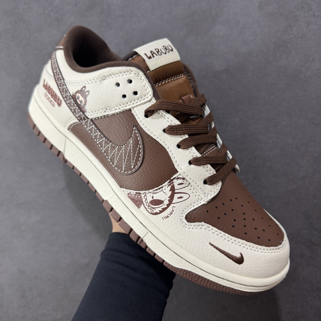 图片[3]-【定制版】Nike SB Dunk Low“ 棕拉布布” 周年高端定制 低帮休闲板鞋 定制鞋盒 大厂纯原品质出货 超高清洁度 皮料切割干净无任何毛边 细节完美 货号：SR2025-007 尺码： 36 36.5 37.5 38 38.5 39 40 40.5 41 42 42.5 43 44 44.5 45-选品中心
