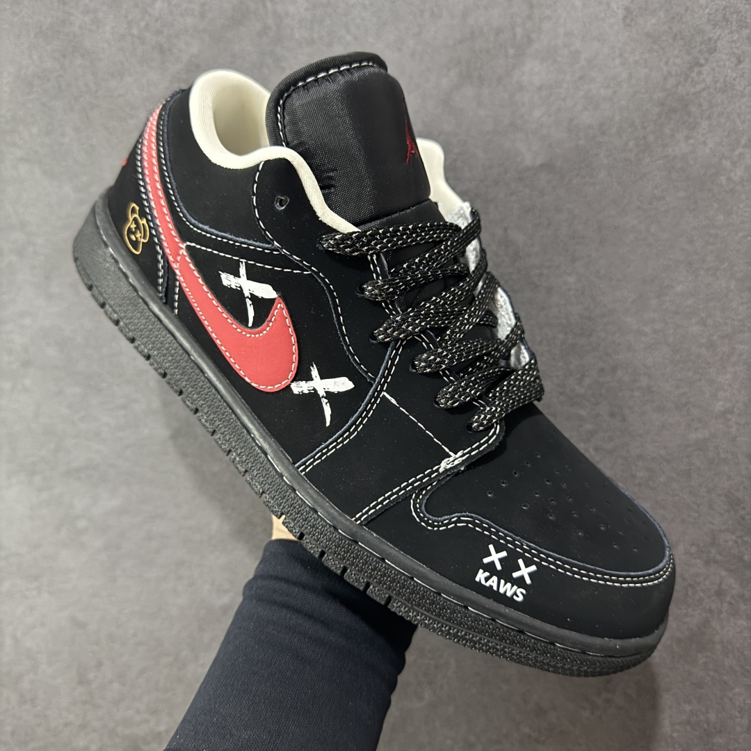 图片[3]-【定制版】Air Jordan 1 Retro Low x KAWS 黑红满天星 官方同步新色 原装级产物 拒绝公底 立体鞋型 细节完美 高清洁度 购置公司同步原材料 原汁原味 忠于原版 货号：QG2025 004 尺码：36 36.5 37.5 38 38.5 39 40 40.5 41 42 42.5 43 44 44.5 45-选品中心
