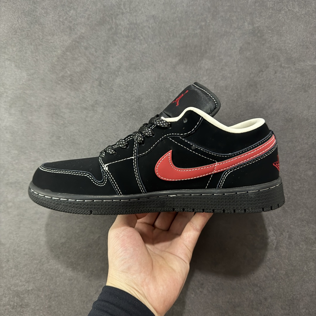 图片[2]-【定制版】Air Jordan 1 Retro Low x KAWS 黑红满天星 官方同步新色 原装级产物 拒绝公底 立体鞋型 细节完美 高清洁度 购置公司同步原材料 原汁原味 忠于原版 货号：QG2025 004 尺码：36 36.5 37.5 38 38.5 39 40 40.5 41 42 42.5 43 44 44.5 45-选品中心