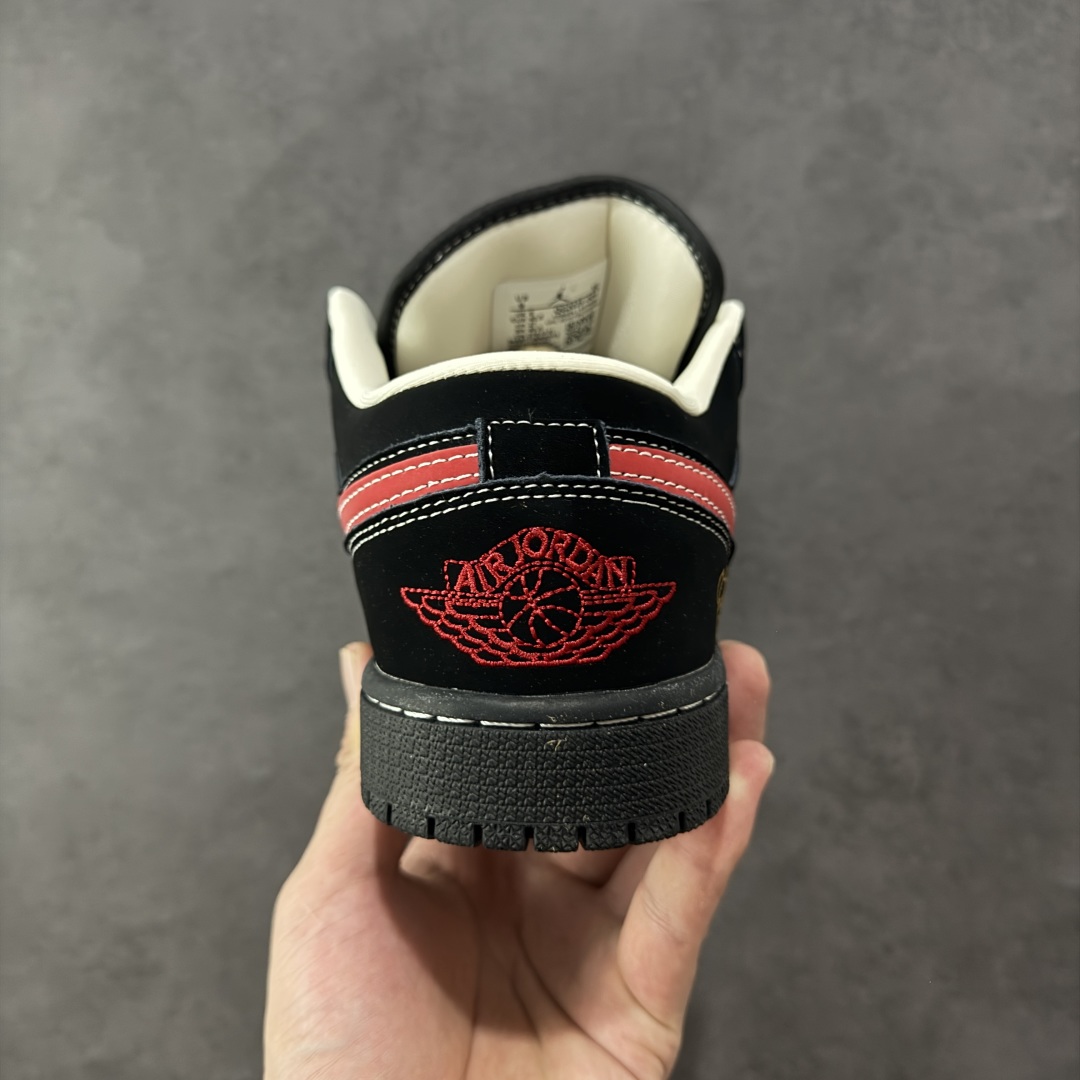 图片[4]-【定制版】Air Jordan 1 Retro Low x KAWS 黑红满天星 官方同步新色 原装级产物 拒绝公底 立体鞋型 细节完美 高清洁度 购置公司同步原材料 原汁原味 忠于原版 货号：QG2025 004 尺码：36 36.5 37.5 38 38.5 39 40 40.5 41 42 42.5 43 44 44.5 45-选品中心