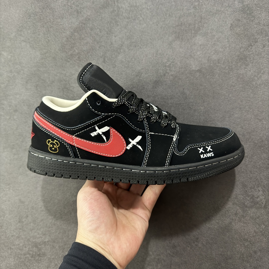 【定制版】Air Jordan 1 Retro Low x KAWS 黑红满天星 官方同步新色 原装级产物 拒绝公底 立体鞋型 细节完美 高清洁度 购置公司同步原材料 原汁原味 忠于原版 货号:QG2025 004 尺码:36 36.5 37.5 38 38.5 39 40 40.5 41 42 42.5 43 44 44.5 45-选品中心