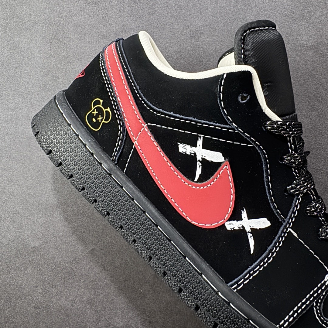 图片[6]-【定制版】Air Jordan 1 Retro Low x KAWS 黑红满天星 官方同步新色 原装级产物 拒绝公底 立体鞋型 细节完美 高清洁度 购置公司同步原材料 原汁原味 忠于原版 货号：QG2025 004 尺码：36 36.5 37.5 38 38.5 39 40 40.5 41 42 42.5 43 44 44.5 45-选品中心