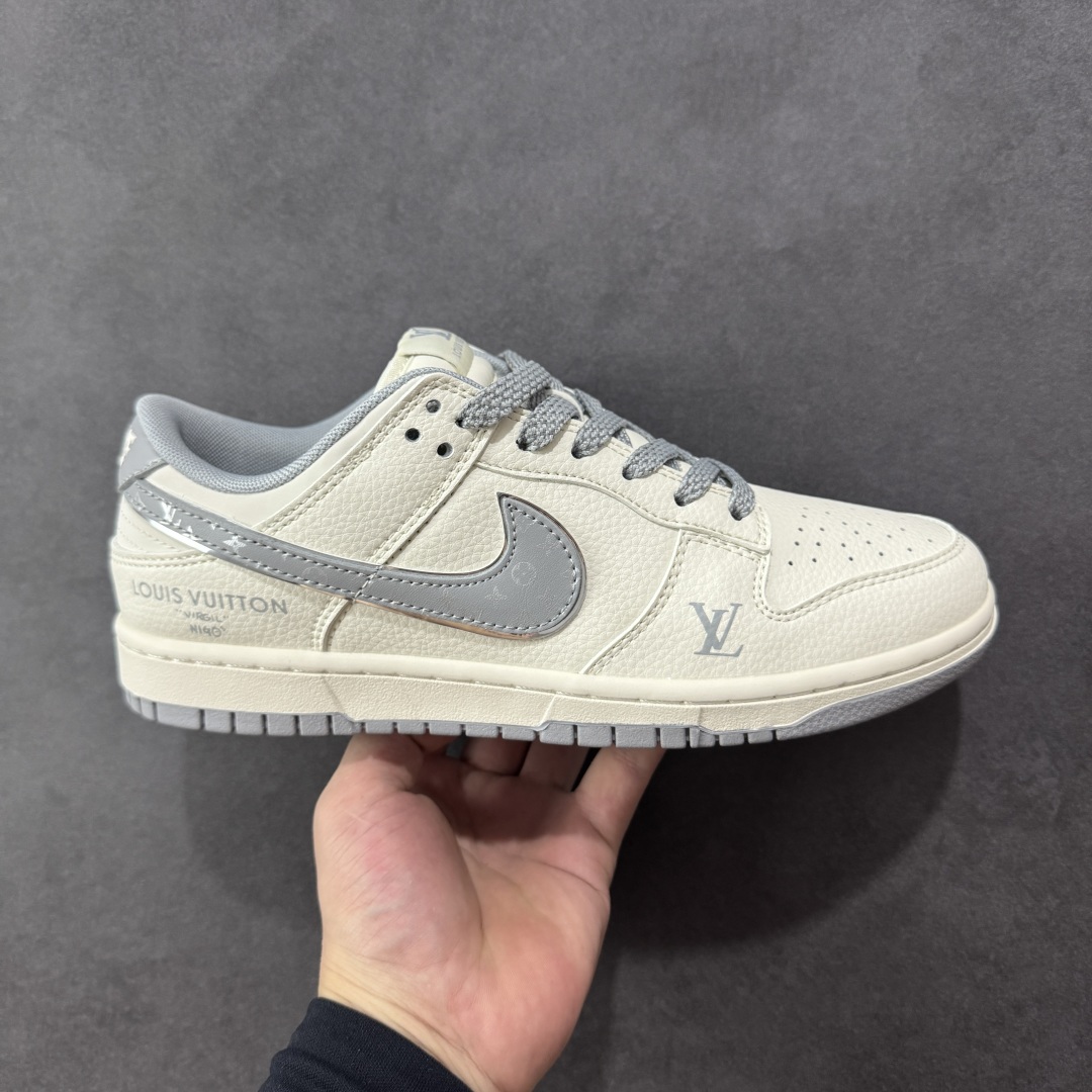 【定制版】Louis Vuitton x Nike Dunk SB Low 路易威登LV x 耐克 SB 低帮 米白灰 休闲运动板鞋 鞋身整体以米白色皮革打造,搭配米白色皮革框架覆盖层,使鞋款十分百搭,鞋舌上以Louis Vuitton及LV字样呈现,鞋身两侧的Swoosh LLogo采用灰色点缀并以银色进行描边,后跟饰片辅以灰色制作,鞋舌是网眼布材料,增强透气性,后跟Nike字样以白色刺绣妆点,鞋头处LV字样以灰色压印呈现,后跟印有Louis Vuitton字样,彰显联名身份;最后以米白色中底搭配灰色橡胶外底完善整体设计收尾。 货号:JY6988-113 尺码:36 36.5 37.5 38 38.5 39 40 40.5 41 42 42.5 43 44 44.5 45 编码:CCB310320-选品中心