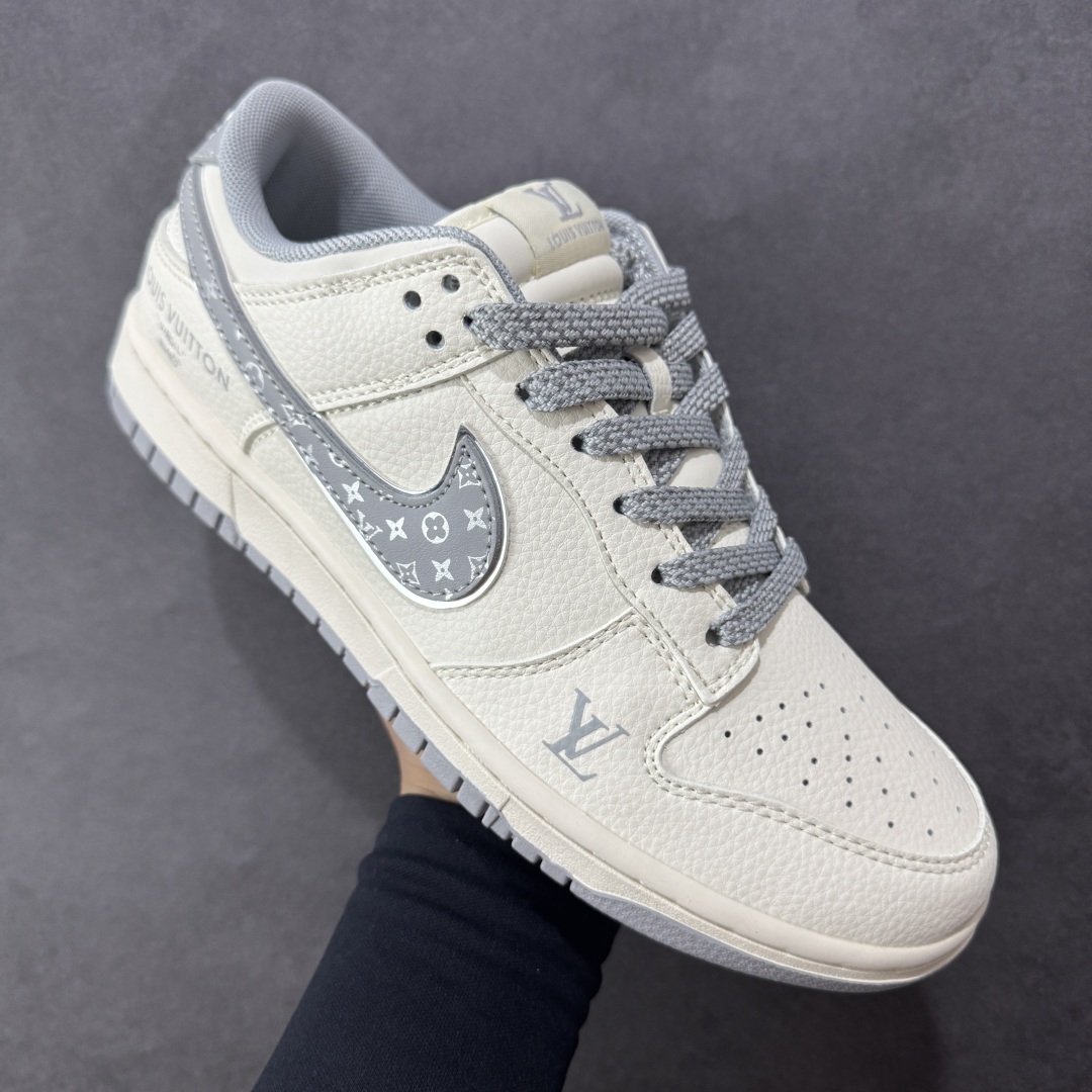 图片[3]-【定制版】Louis Vuitton x Nike Dunk SB Low 路易威登LV x 耐克 SB 低帮 米白灰 休闲运动板鞋 鞋身整体以米白色皮革打造，搭配米白色皮革框架覆盖层，使鞋款十分百搭，鞋舌上以Louis Vuitton及LV字样呈现，鞋身两侧的Swoosh LLogo采用灰色点缀并以银色进行描边，后跟饰片辅以灰色制作，鞋舌是网眼布材料，增强透气性，后跟Nike字样以白色刺绣妆点，鞋头处LV字样以灰色压印呈现，后跟印有Louis Vuitton字样，彰显联名身份；最后以米白色中底搭配灰色橡胶外底完善整体设计收尾。 货号：JY6988-113 尺码：36 36.5 37.5 38 38.5 39 40 40.5 41 42 42.5 43 44 44.5 45 编码：CCB310320-选品中心