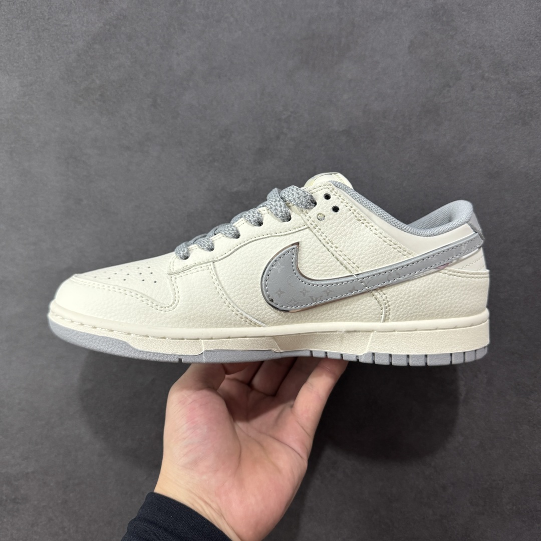 图片[2]-【定制版】Louis Vuitton x Nike Dunk SB Low 路易威登LV x 耐克 SB 低帮 米白灰 休闲运动板鞋 鞋身整体以米白色皮革打造，搭配米白色皮革框架覆盖层，使鞋款十分百搭，鞋舌上以Louis Vuitton及LV字样呈现，鞋身两侧的Swoosh LLogo采用灰色点缀并以银色进行描边，后跟饰片辅以灰色制作，鞋舌是网眼布材料，增强透气性，后跟Nike字样以白色刺绣妆点，鞋头处LV字样以灰色压印呈现，后跟印有Louis Vuitton字样，彰显联名身份；最后以米白色中底搭配灰色橡胶外底完善整体设计收尾。 货号：JY6988-113 尺码：36 36.5 37.5 38 38.5 39 40 40.5 41 42 42.5 43 44 44.5 45 编码：CCB310320-选品中心