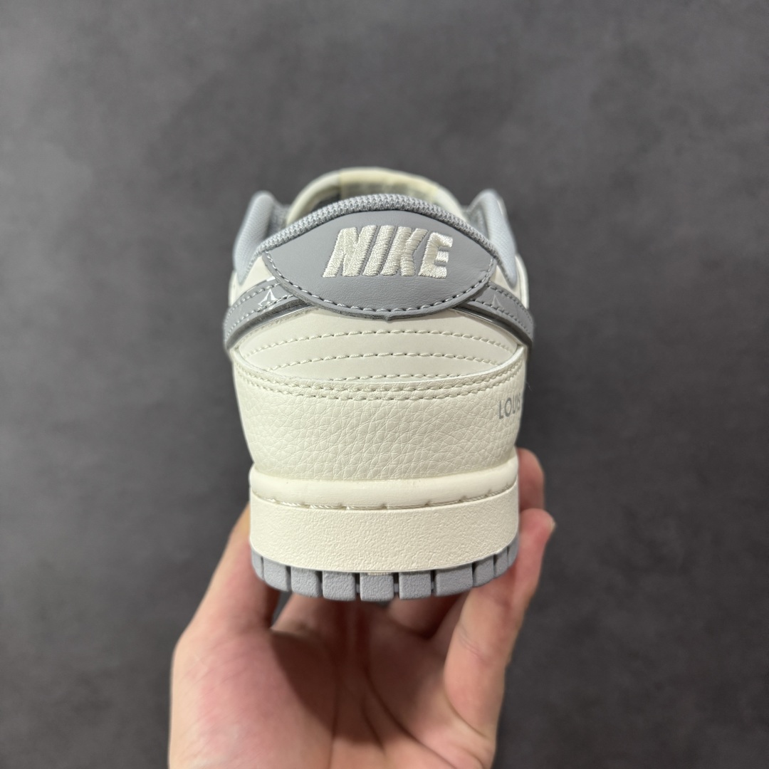 图片[4]-【定制版】Louis Vuitton x Nike Dunk SB Low 路易威登LV x 耐克 SB 低帮 米白灰 休闲运动板鞋 鞋身整体以米白色皮革打造，搭配米白色皮革框架覆盖层，使鞋款十分百搭，鞋舌上以Louis Vuitton及LV字样呈现，鞋身两侧的Swoosh LLogo采用灰色点缀并以银色进行描边，后跟饰片辅以灰色制作，鞋舌是网眼布材料，增强透气性，后跟Nike字样以白色刺绣妆点，鞋头处LV字样以灰色压印呈现，后跟印有Louis Vuitton字样，彰显联名身份；最后以米白色中底搭配灰色橡胶外底完善整体设计收尾。 货号：JY6988-113 尺码：36 36.5 37.5 38 38.5 39 40 40.5 41 42 42.5 43 44 44.5 45 编码：CCB310320-选品中心
