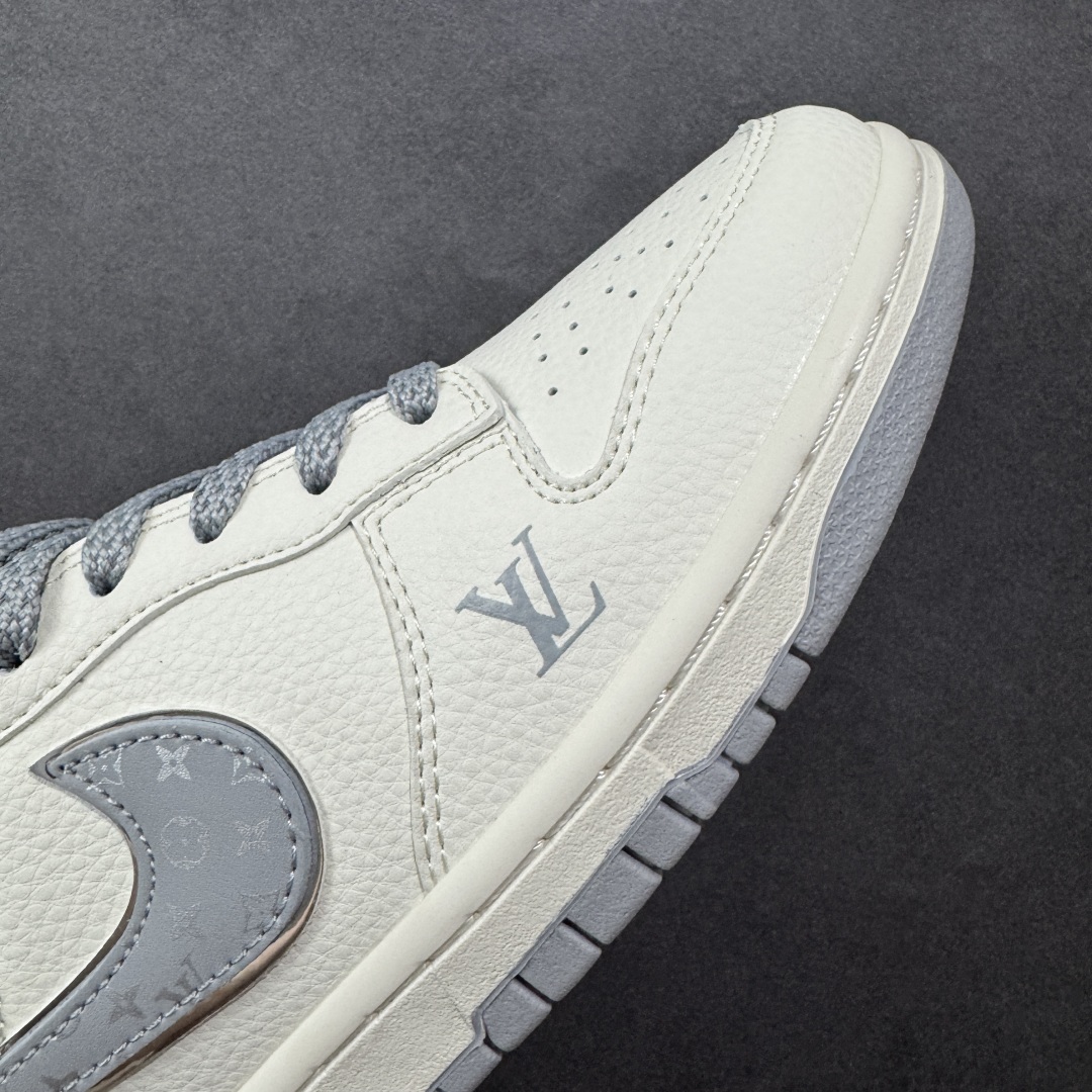 图片[5]-【定制版】Louis Vuitton x Nike Dunk SB Low 路易威登LV x 耐克 SB 低帮 米白灰 休闲运动板鞋 鞋身整体以米白色皮革打造，搭配米白色皮革框架覆盖层，使鞋款十分百搭，鞋舌上以Louis Vuitton及LV字样呈现，鞋身两侧的Swoosh LLogo采用灰色点缀并以银色进行描边，后跟饰片辅以灰色制作，鞋舌是网眼布材料，增强透气性，后跟Nike字样以白色刺绣妆点，鞋头处LV字样以灰色压印呈现，后跟印有Louis Vuitton字样，彰显联名身份；最后以米白色中底搭配灰色橡胶外底完善整体设计收尾。 货号：JY6988-113 尺码：36 36.5 37.5 38 38.5 39 40 40.5 41 42 42.5 43 44 44.5 45 编码：CCB310320-选品中心