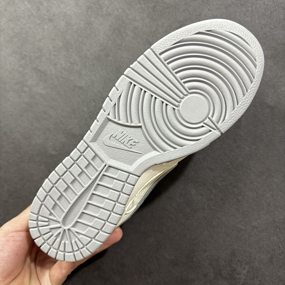 图片[9]-【定制版】Louis Vuitton x Nike Dunk SB Low 路易威登LV x 耐克 SB 低帮 米白灰 休闲运动板鞋 鞋身整体以米白色皮革打造，搭配米白色皮革框架覆盖层，使鞋款十分百搭，鞋舌上以Louis Vuitton及LV字样呈现，鞋身两侧的Swoosh LLogo采用灰色点缀并以银色进行描边，后跟饰片辅以灰色制作，鞋舌是网眼布材料，增强透气性，后跟Nike字样以白色刺绣妆点，鞋头处LV字样以灰色压印呈现，后跟印有Louis Vuitton字样，彰显联名身份；最后以米白色中底搭配灰色橡胶外底完善整体设计收尾。 货号：JY6988-113 尺码：36 36.5 37.5 38 38.5 39 40 40.5 41 42 42.5 43 44 44.5 45 编码：CCB310320-选品中心