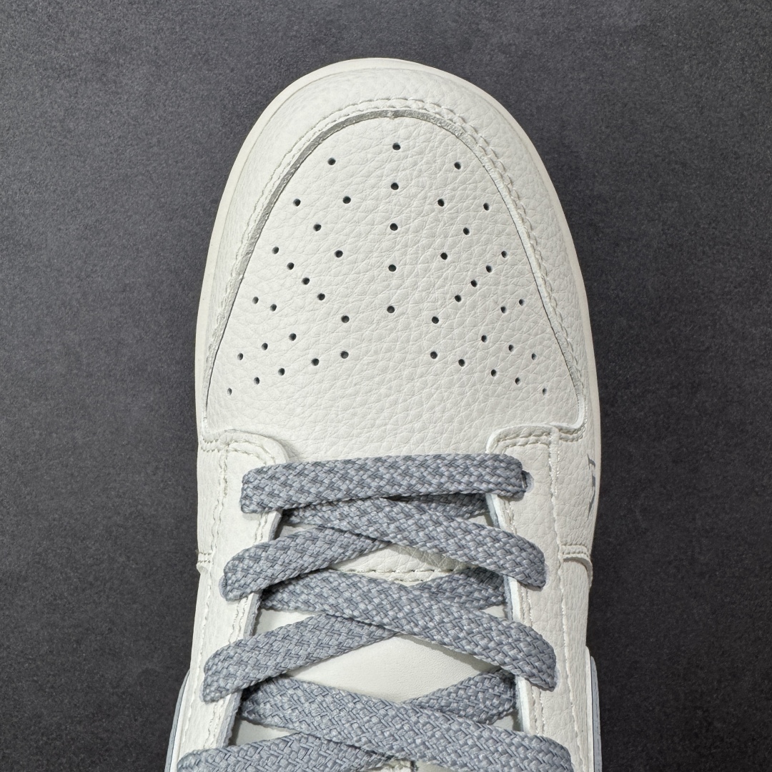 图片[8]-【定制版】Louis Vuitton x Nike Dunk SB Low 路易威登LV x 耐克 SB 低帮 米白灰 休闲运动板鞋 鞋身整体以米白色皮革打造，搭配米白色皮革框架覆盖层，使鞋款十分百搭，鞋舌上以Louis Vuitton及LV字样呈现，鞋身两侧的Swoosh LLogo采用灰色点缀并以银色进行描边，后跟饰片辅以灰色制作，鞋舌是网眼布材料，增强透气性，后跟Nike字样以白色刺绣妆点，鞋头处LV字样以灰色压印呈现，后跟印有Louis Vuitton字样，彰显联名身份；最后以米白色中底搭配灰色橡胶外底完善整体设计收尾。 货号：JY6988-113 尺码：36 36.5 37.5 38 38.5 39 40 40.5 41 42 42.5 43 44 44.5 45 编码：CCB310320-选品中心