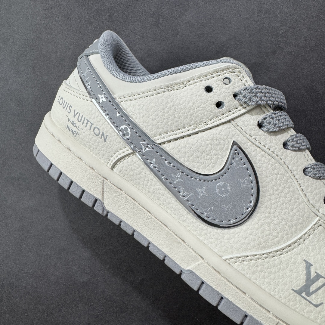 图片[6]-【定制版】Louis Vuitton x Nike Dunk SB Low 路易威登LV x 耐克 SB 低帮 米白灰 休闲运动板鞋 鞋身整体以米白色皮革打造，搭配米白色皮革框架覆盖层，使鞋款十分百搭，鞋舌上以Louis Vuitton及LV字样呈现，鞋身两侧的Swoosh LLogo采用灰色点缀并以银色进行描边，后跟饰片辅以灰色制作，鞋舌是网眼布材料，增强透气性，后跟Nike字样以白色刺绣妆点，鞋头处LV字样以灰色压印呈现，后跟印有Louis Vuitton字样，彰显联名身份；最后以米白色中底搭配灰色橡胶外底完善整体设计收尾。 货号：JY6988-113 尺码：36 36.5 37.5 38 38.5 39 40 40.5 41 42 42.5 43 44 44.5 45 编码：CCB310320-选品中心