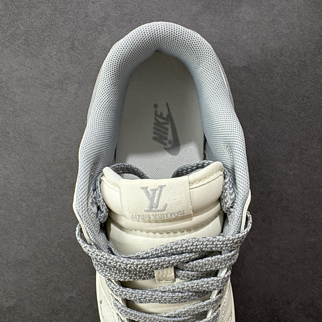 图片[7]-【定制版】Louis Vuitton x Nike Dunk SB Low 路易威登LV x 耐克 SB 低帮 米白灰 休闲运动板鞋 鞋身整体以米白色皮革打造，搭配米白色皮革框架覆盖层，使鞋款十分百搭，鞋舌上以Louis Vuitton及LV字样呈现，鞋身两侧的Swoosh LLogo采用灰色点缀并以银色进行描边，后跟饰片辅以灰色制作，鞋舌是网眼布材料，增强透气性，后跟Nike字样以白色刺绣妆点，鞋头处LV字样以灰色压印呈现，后跟印有Louis Vuitton字样，彰显联名身份；最后以米白色中底搭配灰色橡胶外底完善整体设计收尾。 货号：JY6988-113 尺码：36 36.5 37.5 38 38.5 39 40 40.5 41 42 42.5 43 44 44.5 45 编码：CCB310320-选品中心