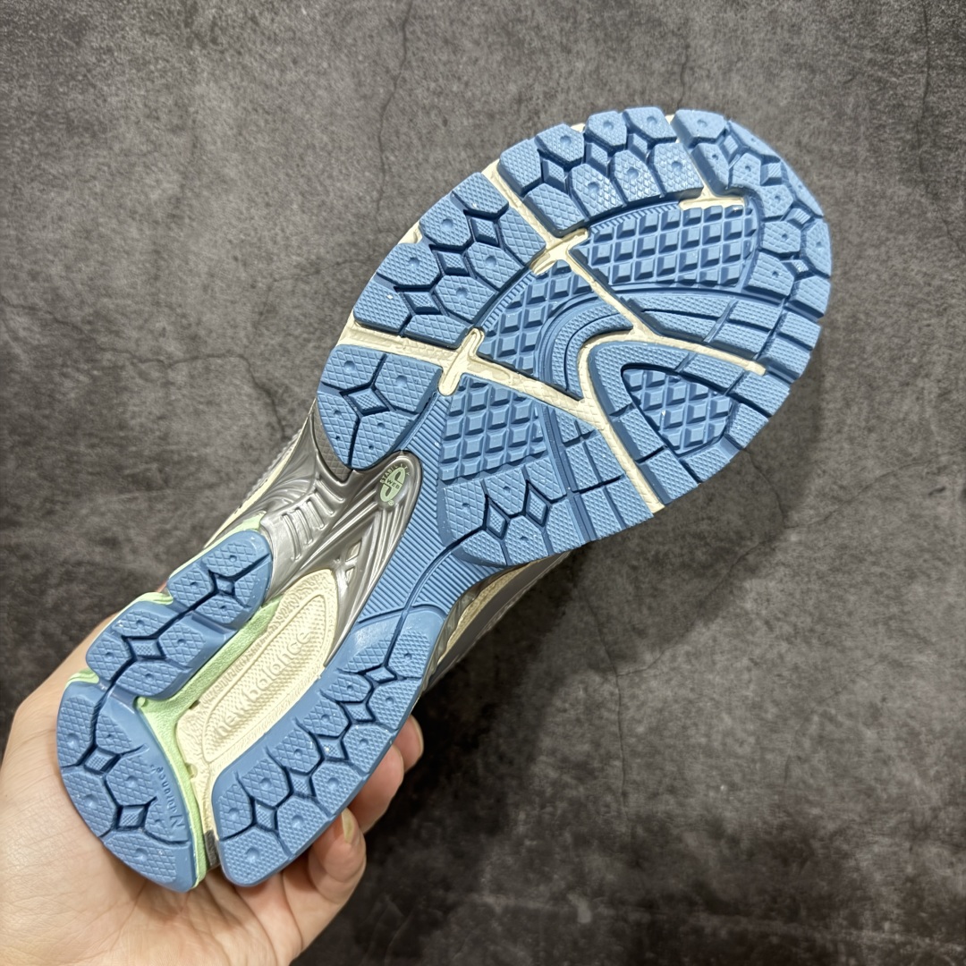 图片[9]-【纯原版】NB新百伦New Balance NB1906 U1906RCR系列复古老爹风休闲运动慢跑鞋 采用轻质牛剖革拼接透气网眼衬垫织物鞋面材质#T-Beam大底提供足步弓支撑，保持步态稳定#后跟搭载外露缓震胶 鞋身整体以各种深浅不一的灰色覆盖，鞋头以淡蓝色调装饰，网眼衬垫通过不规律的色块实现做旧的美感，泛黄的鞋底更是进一步增添了复古气息。 尺码：36 37 37.5 38 38.5 39.5 40 40.5 41.5 42 42.5 43 44 45 46.5-选品中心