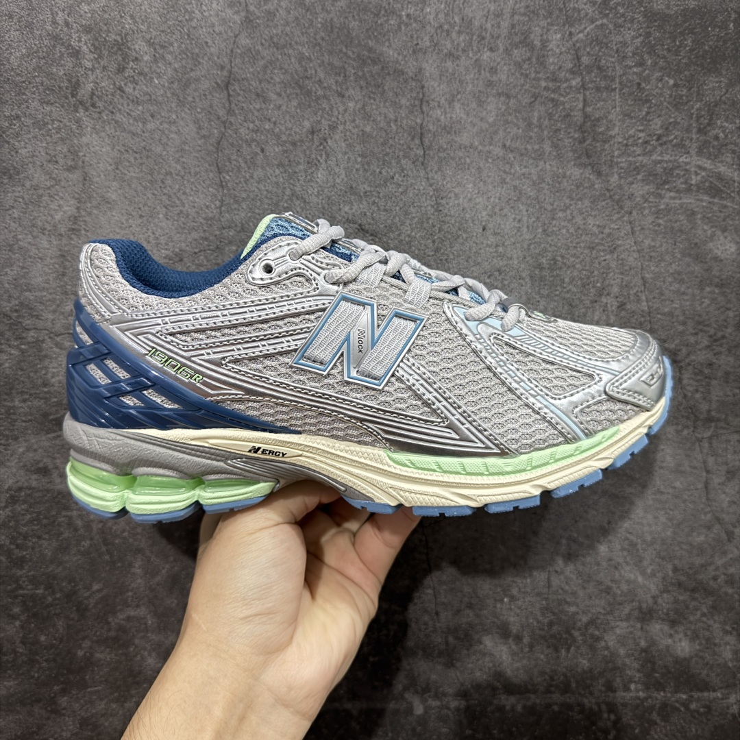 【纯原版】NB新百伦New Balance NB1906 U1906RCR系列复古老爹风休闲运动慢跑鞋 采用轻质牛剖革拼接透气网眼衬垫织物鞋面材质#T-Beam大底提供足步弓支撑,保持步态稳定#后跟搭载外露缓震胶 鞋身整体以各种深浅不一的灰色覆盖,鞋头以淡蓝色调装饰,网眼衬垫通过不规律的色块实现做旧的美感,泛黄的鞋底更是进一步增添了复古气息。 尺码:36 37 37.5 38 38.5 39.5 40 40.5 41.5 42 42.5 43 44 45 46.5-选品中心