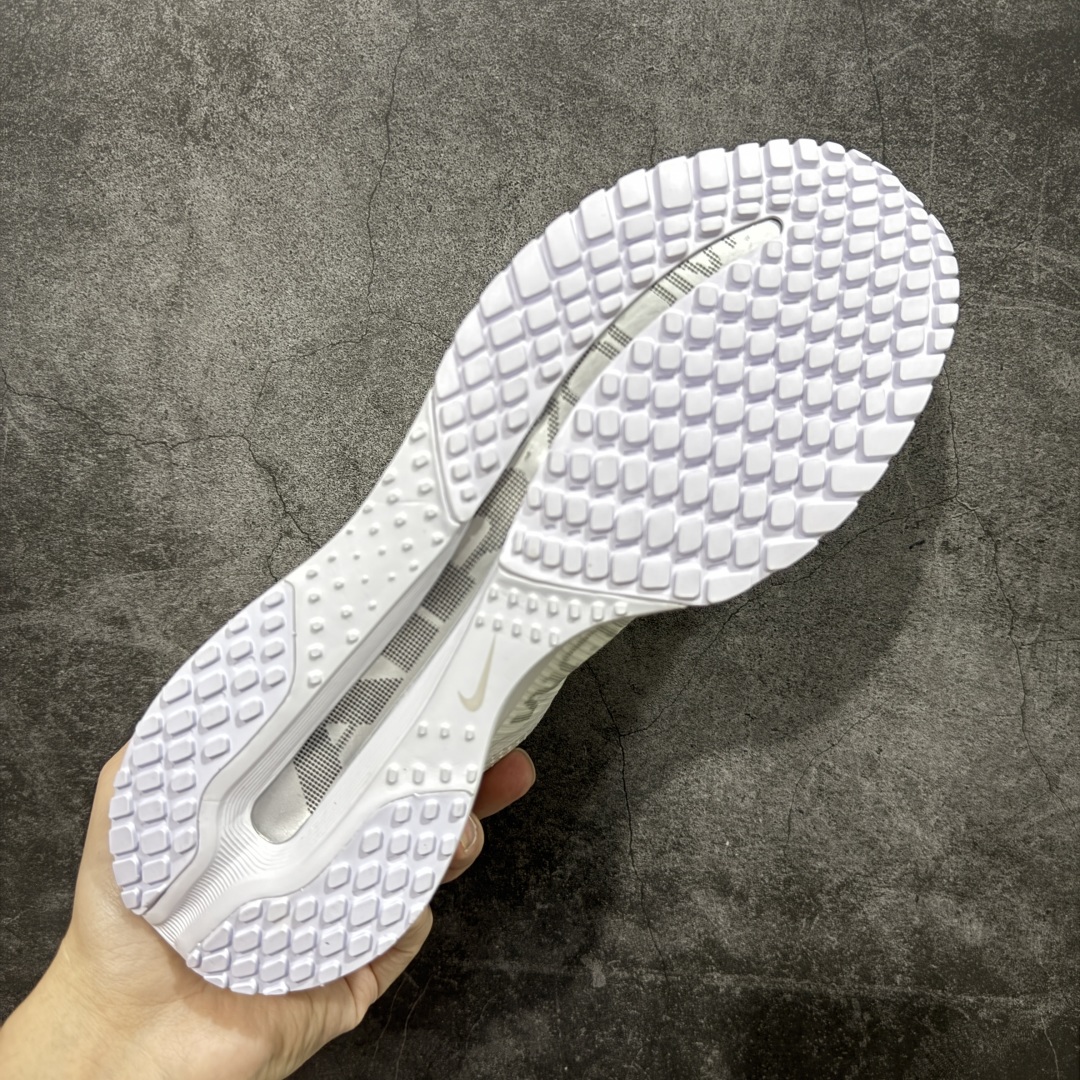 图片[9]-【XE纯原版】Nike Pegasus Premium Airscape 舒适百搭减震防滑耐磨透气 低帮跑步鞋 白银    目前市场最强品质 原版购入开发 一切材质配件均匀原版一致 完美版型 高端玩家必推版本 高价零售必推版本 欢迎对比市面任意版本‼️ 这双鞋简直是时尚与科技的完美融合。 经典黑色鞋面，质感爆棚，搭配超亮眼的银色大勾子，瞬间成为街头焦点。 鞋侧独特小吊牌，细节满满，个性直接拉满。  脚下的全掌气垫更是亮点，红黑配色超吸睛，不仅颜值在线，缓震性能更是一绝。 不管是日常出街还是慢跑锻炼，都能给双脚极致舒适体验。  码数超全，36 – 46 码任你选！别犹豫啦，穿上它，轻松走出潮流范，开启你的时尚运动新旅程！   #独家原包 原底原料 开模打造  #原厂鞋标 高精密准度  #原楦原纸板开发 匹配原版98%以上  #后跟弧度 正确呈现  #原厂皮料 质感无敌  #皮料切割干净 无任何毛边 清洁度细节完美  货号：HQ2592-102 码段：36-46-选品中心