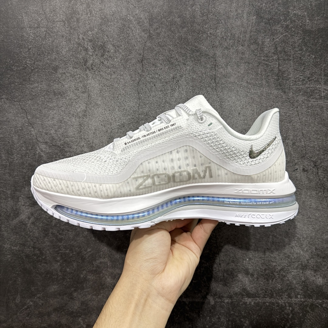 图片[2]-【XE纯原版】Nike Pegasus Premium Airscape 舒适百搭减震防滑耐磨透气 低帮跑步鞋 白银    目前市场最强品质 原版购入开发 一切材质配件均匀原版一致 完美版型 高端玩家必推版本 高价零售必推版本 欢迎对比市面任意版本‼️ 这双鞋简直是时尚与科技的完美融合。 经典黑色鞋面，质感爆棚，搭配超亮眼的银色大勾子，瞬间成为街头焦点。 鞋侧独特小吊牌，细节满满，个性直接拉满。  脚下的全掌气垫更是亮点，红黑配色超吸睛，不仅颜值在线，缓震性能更是一绝。 不管是日常出街还是慢跑锻炼，都能给双脚极致舒适体验。  码数超全，36 – 46 码任你选！别犹豫啦，穿上它，轻松走出潮流范，开启你的时尚运动新旅程！   #独家原包 原底原料 开模打造  #原厂鞋标 高精密准度  #原楦原纸板开发 匹配原版98%以上  #后跟弧度 正确呈现  #原厂皮料 质感无敌  #皮料切割干净 无任何毛边 清洁度细节完美  货号：HQ2592-102 码段：36-46-选品中心