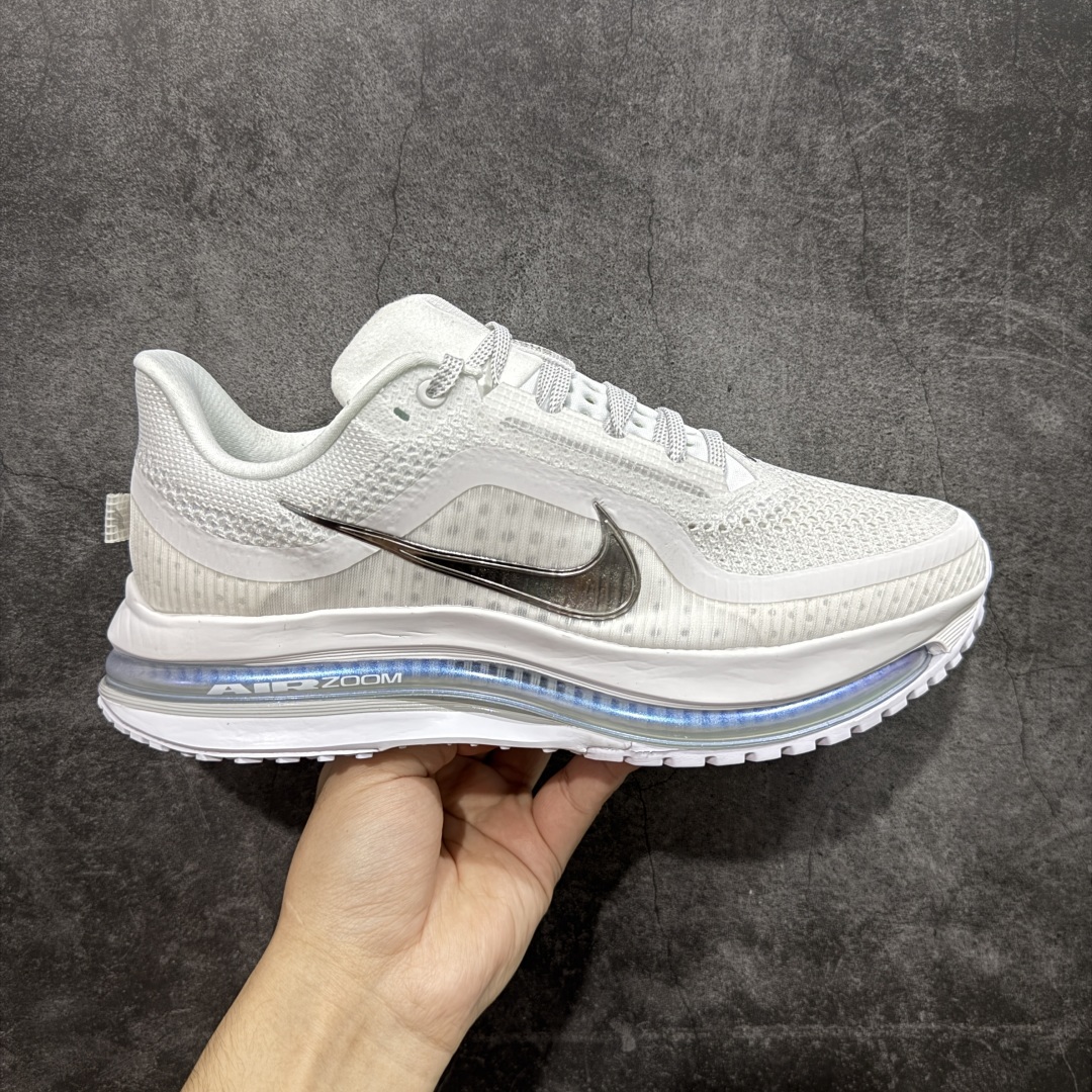 【XE纯原版】Nike Pegasus Premium Airscape 舒适百搭减震防滑耐磨透气 低帮跑步鞋 白银    目前市场最强品质 原版购入开发 一切材质配件均匀原版一致 完美版型 高端玩家必推版本 高价零售必推版本 欢迎对比市面任意版本‼️ 这双鞋简直是时尚与科技的完美融合。 经典黑色鞋面,质感爆棚,搭配超亮眼的银色大勾子,瞬间成为街头焦点。 鞋侧独特小吊牌,细节满满,个性直接拉满。  脚下的全掌气垫更是亮点,红黑配色超吸睛,不仅颜值在线,缓震性能更是一绝。 不管是日常出街还是慢跑锻炼,都能给双脚极致舒适体验。  码数超全,36 - 46 码任你选!别犹豫啦,穿上它,轻松走出潮流范,开启你的时尚运动新旅程!   #独家原包 原底原料 开模打造  #原厂鞋标 高精密准度  #原楦原纸板开发 匹配原版98%以上  #后跟弧度 正确呈现  #原厂皮料 质感无敌  #皮料切割干净 无任何毛边 清洁度细节完美  货号:HQ2592-102 码段:36-46-选品中心