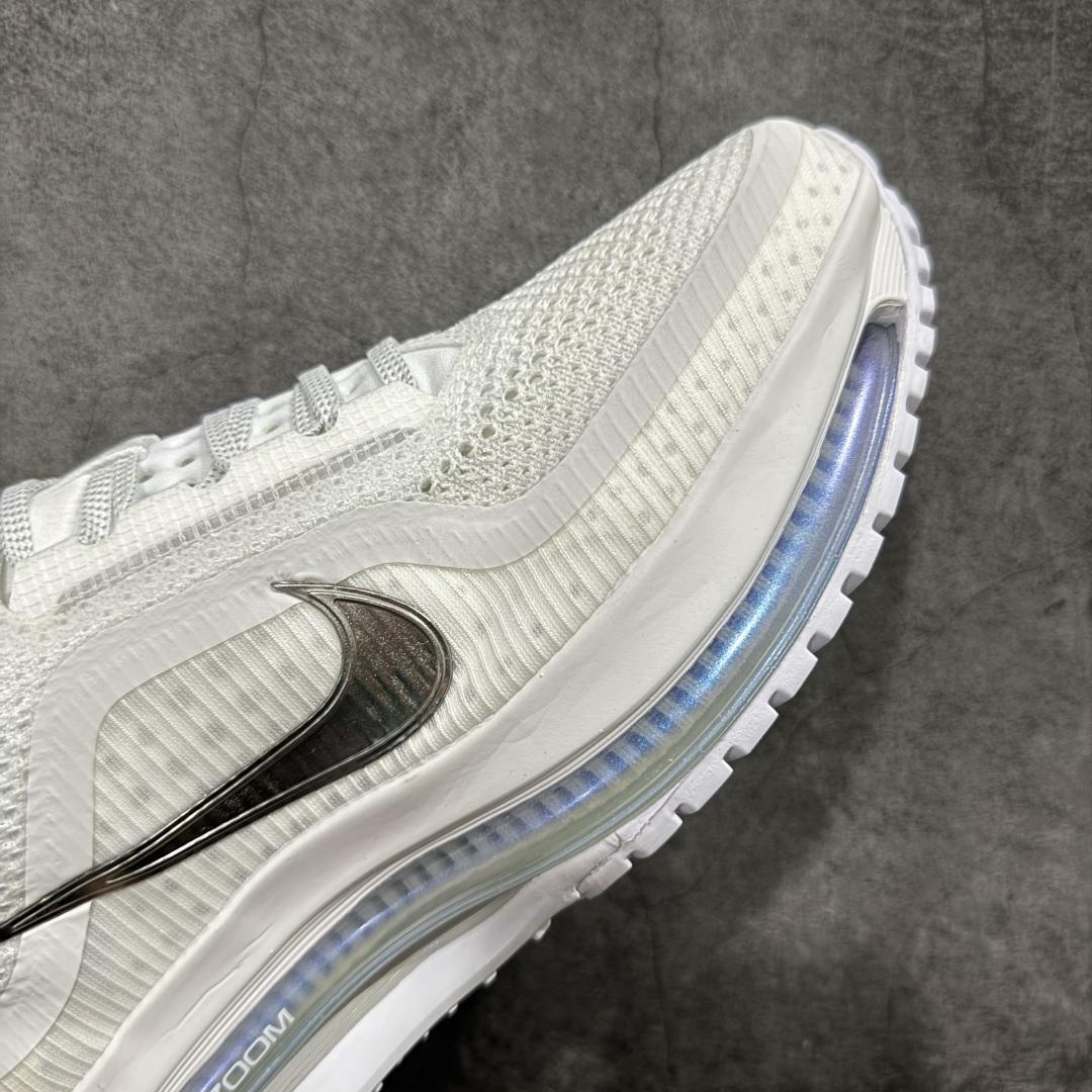 图片[6]-【XE纯原版】Nike Pegasus Premium Airscape 舒适百搭减震防滑耐磨透气 低帮跑步鞋 白银    目前市场最强品质 原版购入开发 一切材质配件均匀原版一致 完美版型 高端玩家必推版本 高价零售必推版本 欢迎对比市面任意版本‼️ 这双鞋简直是时尚与科技的完美融合。 经典黑色鞋面，质感爆棚，搭配超亮眼的银色大勾子，瞬间成为街头焦点。 鞋侧独特小吊牌，细节满满，个性直接拉满。  脚下的全掌气垫更是亮点，红黑配色超吸睛，不仅颜值在线，缓震性能更是一绝。 不管是日常出街还是慢跑锻炼，都能给双脚极致舒适体验。  码数超全，36 – 46 码任你选！别犹豫啦，穿上它，轻松走出潮流范，开启你的时尚运动新旅程！   #独家原包 原底原料 开模打造  #原厂鞋标 高精密准度  #原楦原纸板开发 匹配原版98%以上  #后跟弧度 正确呈现  #原厂皮料 质感无敌  #皮料切割干净 无任何毛边 清洁度细节完美  货号：HQ2592-102 码段：36-46-选品中心