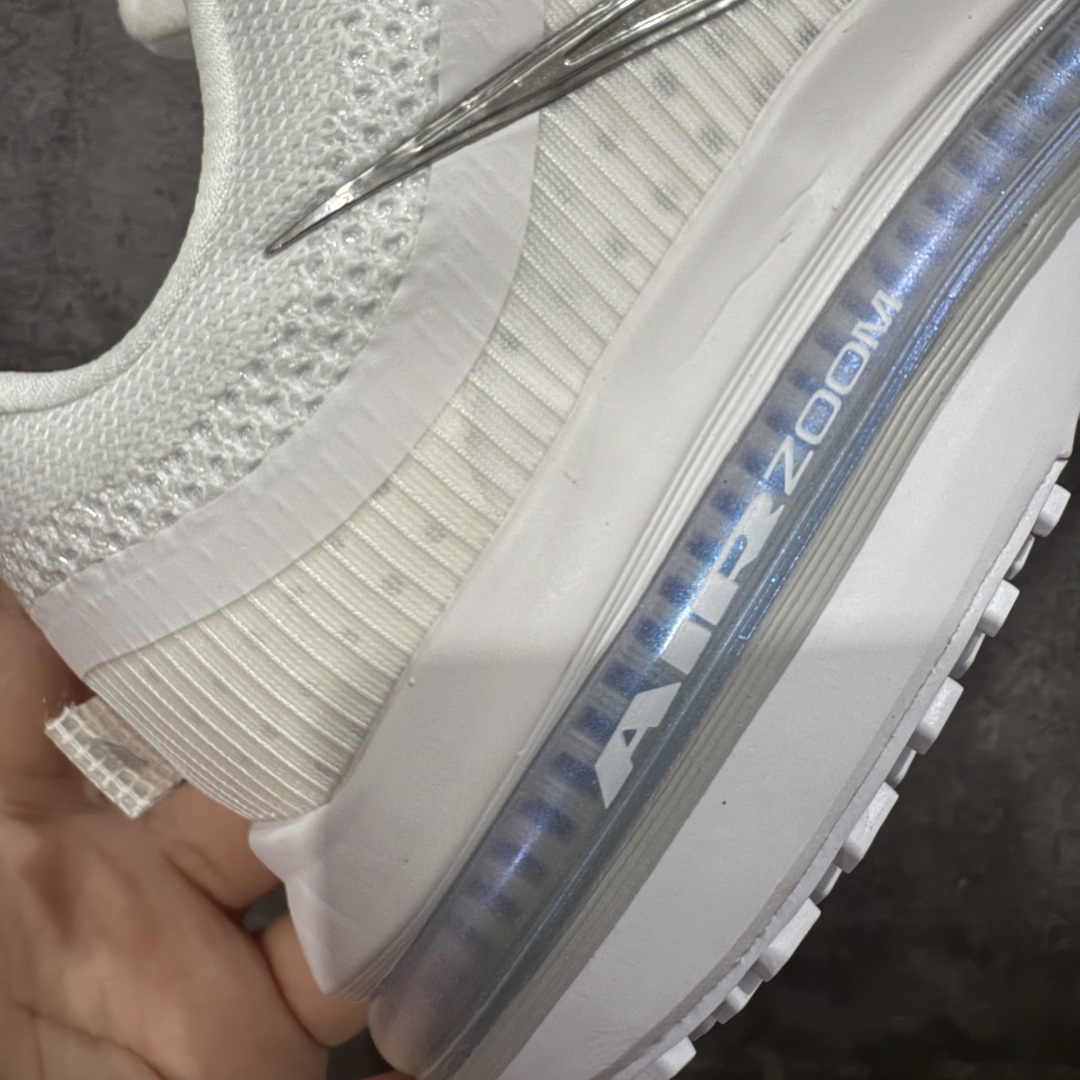 图片[3]-【XE纯原版】Nike Pegasus Premium Airscape 舒适百搭减震防滑耐磨透气 低帮跑步鞋 白银    目前市场最强品质 原版购入开发 一切材质配件均匀原版一致 完美版型 高端玩家必推版本 高价零售必推版本 欢迎对比市面任意版本‼️ 这双鞋简直是时尚与科技的完美融合。 经典黑色鞋面，质感爆棚，搭配超亮眼的银色大勾子，瞬间成为街头焦点。 鞋侧独特小吊牌，细节满满，个性直接拉满。  脚下的全掌气垫更是亮点，红黑配色超吸睛，不仅颜值在线，缓震性能更是一绝。 不管是日常出街还是慢跑锻炼，都能给双脚极致舒适体验。  码数超全，36 – 46 码任你选！别犹豫啦，穿上它，轻松走出潮流范，开启你的时尚运动新旅程！   #独家原包 原底原料 开模打造  #原厂鞋标 高精密准度  #原楦原纸板开发 匹配原版98%以上  #后跟弧度 正确呈现  #原厂皮料 质感无敌  #皮料切割干净 无任何毛边 清洁度细节完美  货号：HQ2592-102 码段：36-46-选品中心