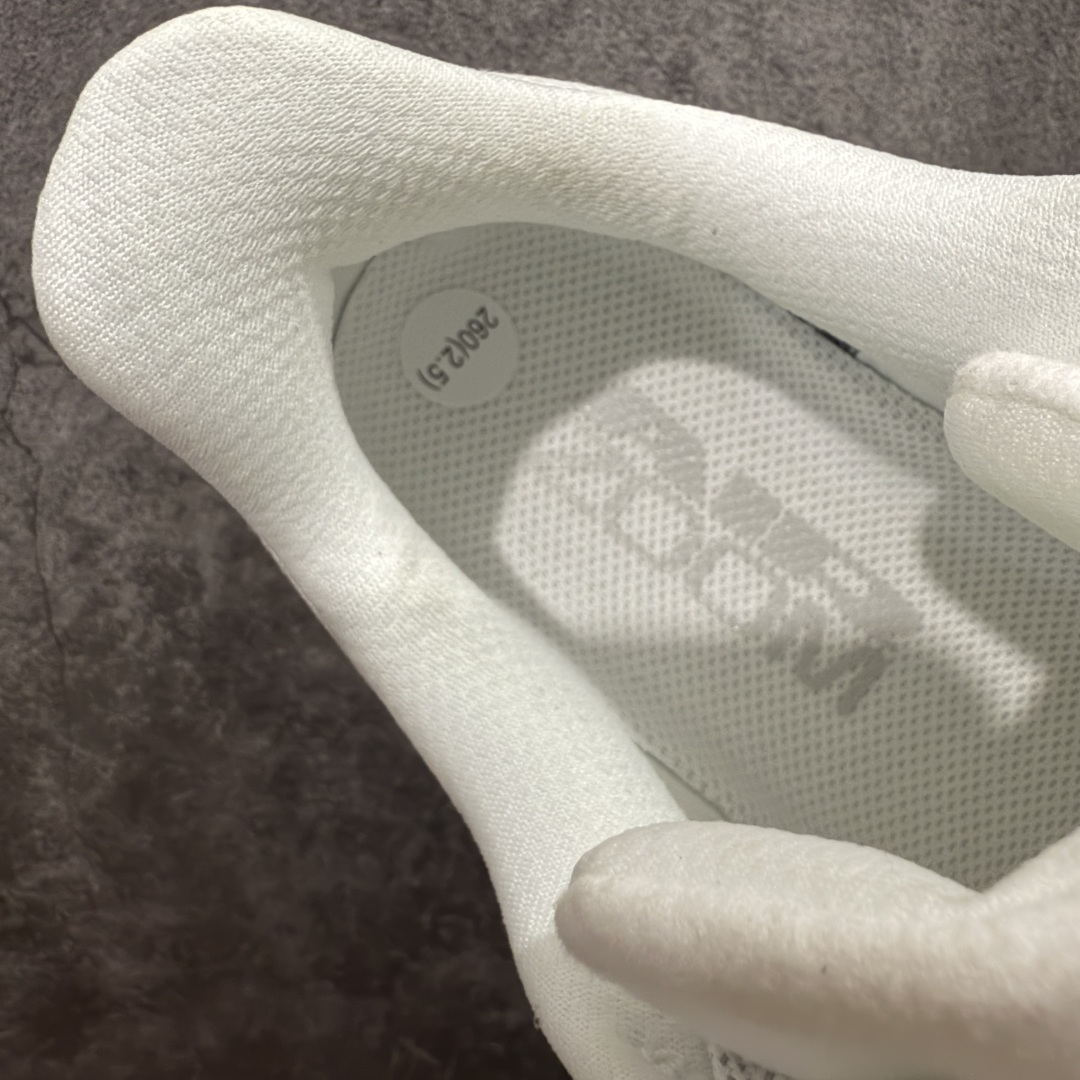 图片[8]-【XE纯原版】Nike Pegasus Premium Airscape 舒适百搭减震防滑耐磨透气 低帮跑步鞋 白银    目前市场最强品质 原版购入开发 一切材质配件均匀原版一致 完美版型 高端玩家必推版本 高价零售必推版本 欢迎对比市面任意版本‼️ 这双鞋简直是时尚与科技的完美融合。 经典黑色鞋面，质感爆棚，搭配超亮眼的银色大勾子，瞬间成为街头焦点。 鞋侧独特小吊牌，细节满满，个性直接拉满。  脚下的全掌气垫更是亮点，红黑配色超吸睛，不仅颜值在线，缓震性能更是一绝。 不管是日常出街还是慢跑锻炼，都能给双脚极致舒适体验。  码数超全，36 – 46 码任你选！别犹豫啦，穿上它，轻松走出潮流范，开启你的时尚运动新旅程！   #独家原包 原底原料 开模打造  #原厂鞋标 高精密准度  #原楦原纸板开发 匹配原版98%以上  #后跟弧度 正确呈现  #原厂皮料 质感无敌  #皮料切割干净 无任何毛边 清洁度细节完美  货号：HQ2592-102 码段：36-46-选品中心