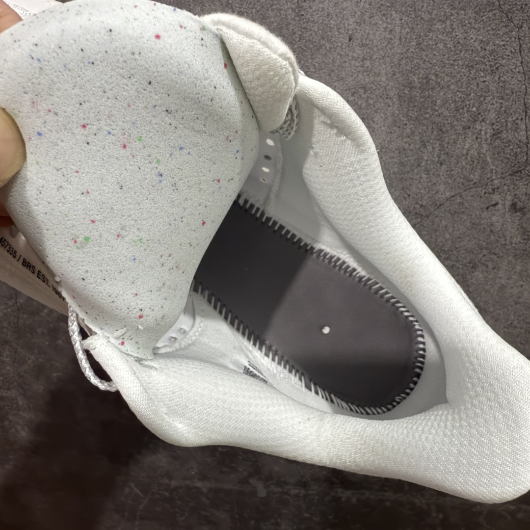 图片[9]-【XE纯原版】Nike Pegasus Premium Airscape 舒适百搭减震防滑耐磨透气 低帮跑步鞋 白银    目前市场最强品质 原版购入开发 一切材质配件均匀原版一致 完美版型 高端玩家必推版本 高价零售必推版本 欢迎对比市面任意版本‼️ 这双鞋简直是时尚与科技的完美融合。 经典黑色鞋面，质感爆棚，搭配超亮眼的银色大勾子，瞬间成为街头焦点。 鞋侧独特小吊牌，细节满满，个性直接拉满。  脚下的全掌气垫更是亮点，红黑配色超吸睛，不仅颜值在线，缓震性能更是一绝。 不管是日常出街还是慢跑锻炼，都能给双脚极致舒适体验。  码数超全，36 – 46 码任你选！别犹豫啦，穿上它，轻松走出潮流范，开启你的时尚运动新旅程！   #独家原包 原底原料 开模打造  #原厂鞋标 高精密准度  #原楦原纸板开发 匹配原版98%以上  #后跟弧度 正确呈现  #原厂皮料 质感无敌  #皮料切割干净 无任何毛边 清洁度细节完美  货号：HQ2592-102 码段：36-46-选品中心