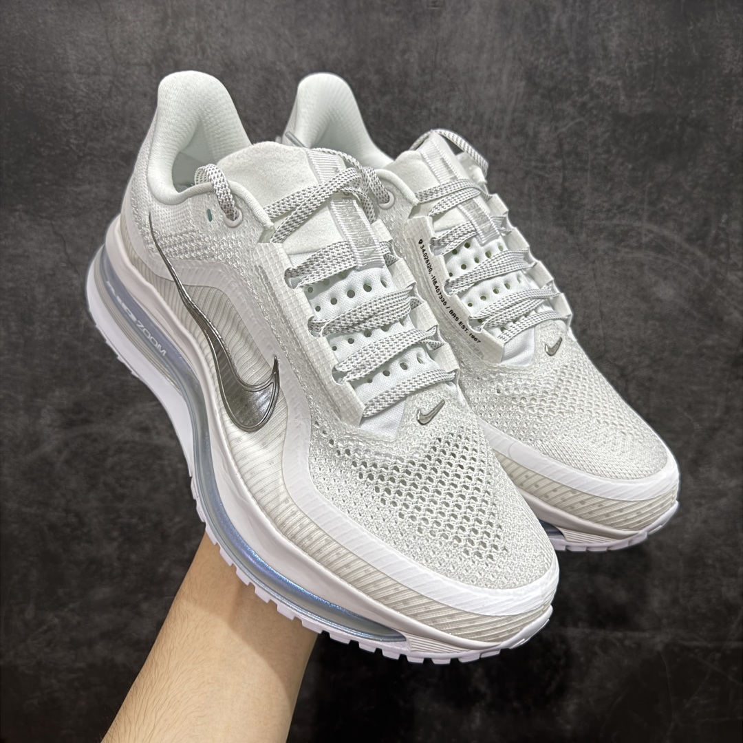 【XE纯原版】Nike Pegasus Premium Airscape 舒适百搭减震防滑耐磨透气 低帮跑步鞋 白银    目前市场最强品质 原版购入开发 一切材质配件均匀原版一致 完美版型 高端玩家必推版本 高价零售必推版本 欢迎对比市面任意版本‼️ 这双鞋简直是时尚与科技的完美融合。 经典黑色鞋面，质感爆棚，搭配超亮眼的银色大勾子，瞬间成为街头焦点。 鞋侧独特小吊牌，细节满满，个性直接拉满。  脚下的全掌气垫更是亮点，红黑配色超吸睛，不仅颜值在线，缓震性能更是一绝。 不管是日常出街还是慢跑锻炼，都能给双脚极致舒适体验。  码数超全，36 – 46 码任你选！别犹豫啦，穿上它，轻松走出潮流范，开启你的时尚运动新旅程！   #独家原包 原底原料 开模打造  #原厂鞋标 高精密准度  #原楦原纸板开发 匹配原版98%以上  #后跟弧度 正确呈现  #原厂皮料 质感无敌  #皮料切割干净 无任何毛边 清洁度细节完美  货号：HQ2592-102 码段：36-46-选品中心