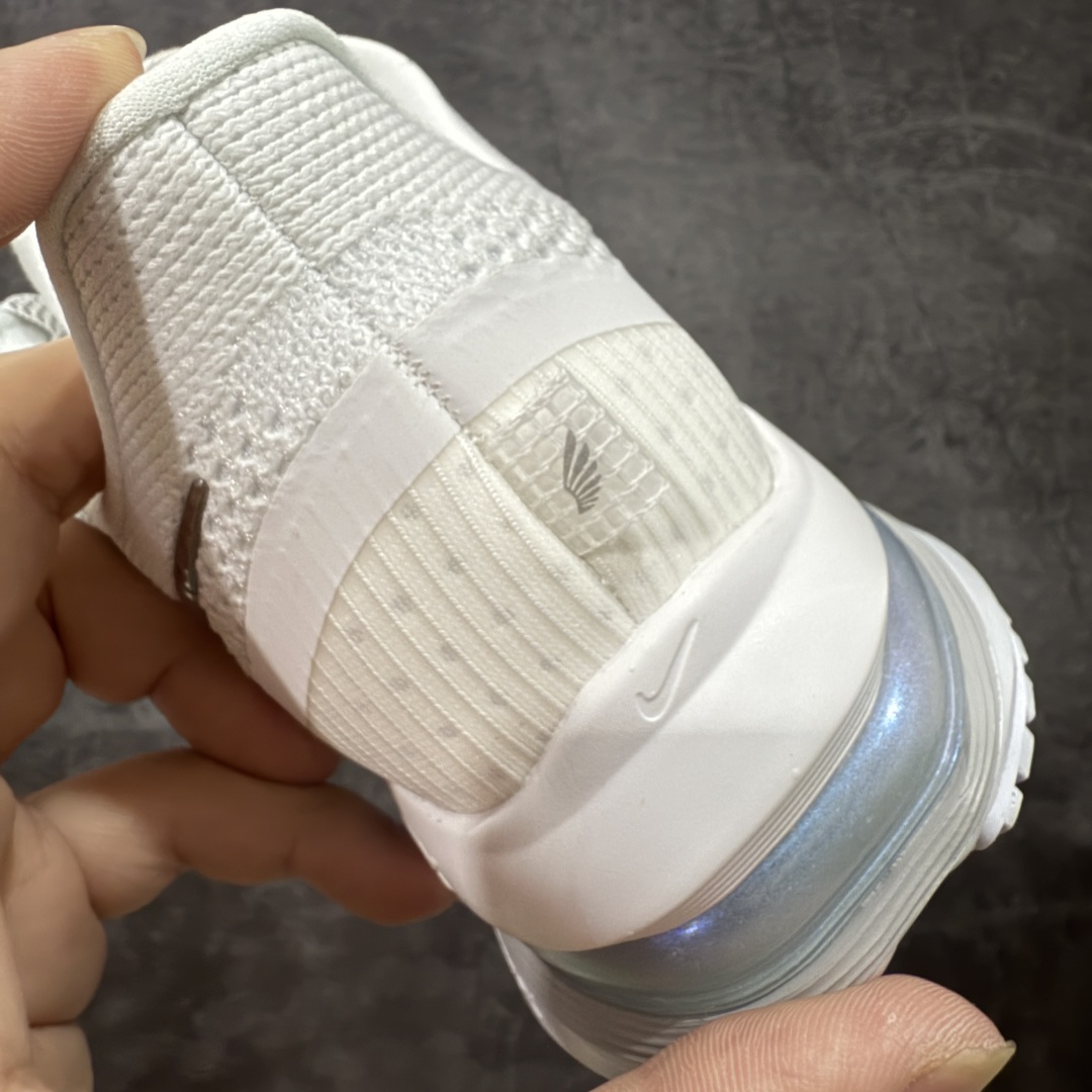 图片[2]-【XE纯原版】Nike Pegasus Premium Airscape 舒适百搭减震防滑耐磨透气 低帮跑步鞋 白银    目前市场最强品质 原版购入开发 一切材质配件均匀原版一致 完美版型 高端玩家必推版本 高价零售必推版本 欢迎对比市面任意版本‼️ 这双鞋简直是时尚与科技的完美融合。 经典黑色鞋面，质感爆棚，搭配超亮眼的银色大勾子，瞬间成为街头焦点。 鞋侧独特小吊牌，细节满满，个性直接拉满。  脚下的全掌气垫更是亮点，红黑配色超吸睛，不仅颜值在线，缓震性能更是一绝。 不管是日常出街还是慢跑锻炼，都能给双脚极致舒适体验。  码数超全，36 – 46 码任你选！别犹豫啦，穿上它，轻松走出潮流范，开启你的时尚运动新旅程！   #独家原包 原底原料 开模打造  #原厂鞋标 高精密准度  #原楦原纸板开发 匹配原版98%以上  #后跟弧度 正确呈现  #原厂皮料 质感无敌  #皮料切割干净 无任何毛边 清洁度细节完美  货号：HQ2592-102 码段：36-46-选品中心