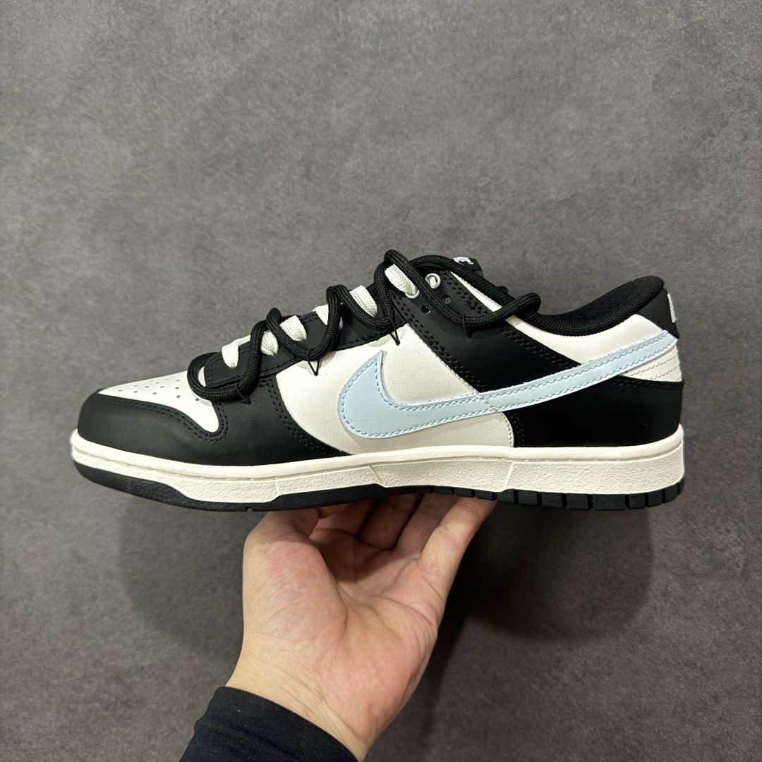 图片[2]-【YC纯原版】Nike Dunk Low 极地冰晶 此款以极地冰川为灵感，黑白基底如极夜覆雪，淡蓝Swoosh划破沉寂，在简约中注入灵气，打造清爽高级的视觉基调。黑色解构绑带与鞋底构成整体硬核支撑，鞋侧「Remake」手写字体暗藏颠覆基因，不仅保留Dunk原始血统，更赋予了现代的冰川美学。 货号： BB0515-090 尺码： 40 40.5 41 42 42.5 43 44 44.5 45 46-选品中心