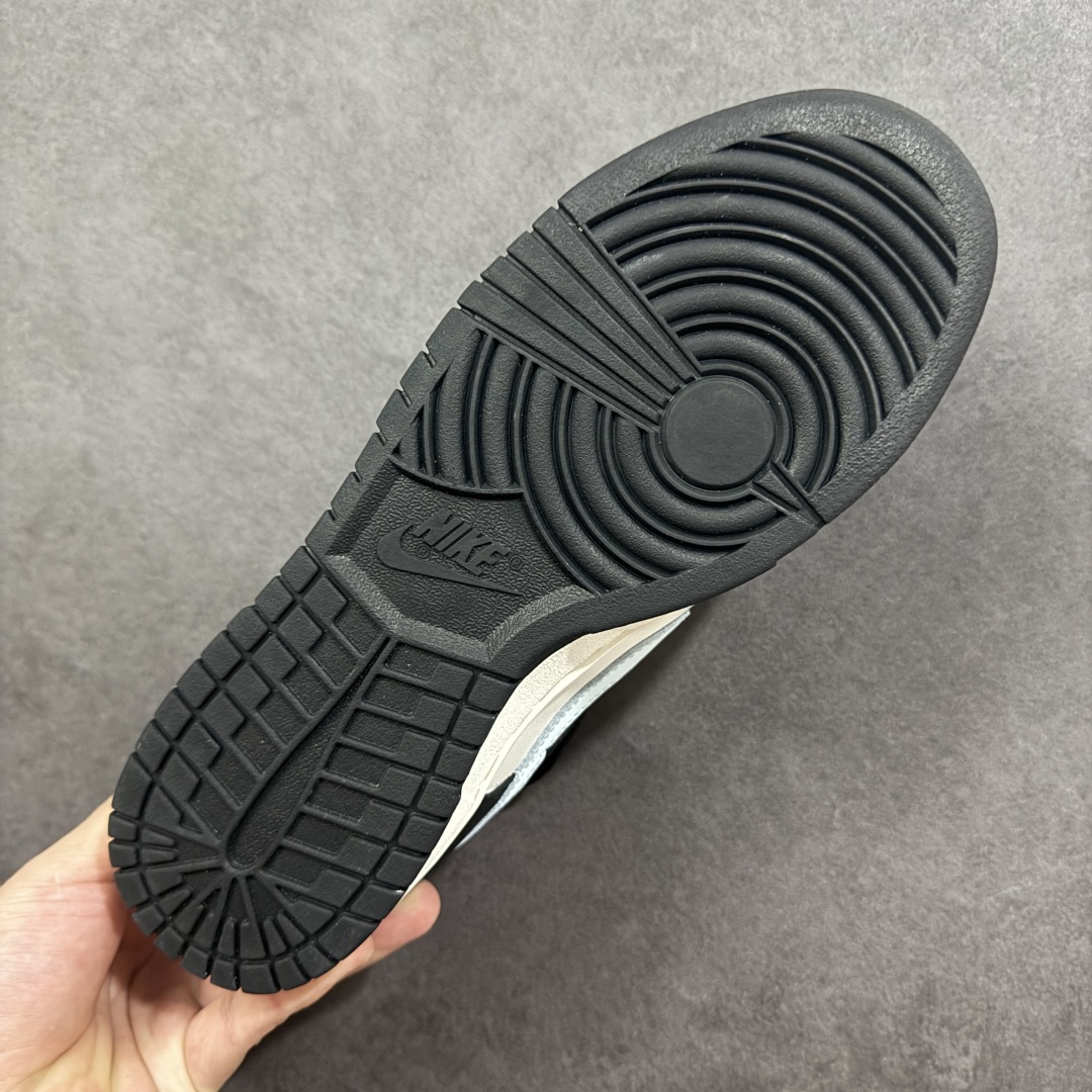 图片[9]-【YC纯原版】Nike Dunk Low 极地冰晶 此款以极地冰川为灵感，黑白基底如极夜覆雪，淡蓝Swoosh划破沉寂，在简约中注入灵气，打造清爽高级的视觉基调。黑色解构绑带与鞋底构成整体硬核支撑，鞋侧「Remake」手写字体暗藏颠覆基因，不仅保留Dunk原始血统，更赋予了现代的冰川美学。 货号： BB0515-090 尺码： 40 40.5 41 42 42.5 43 44 44.5 45 46-选品中心