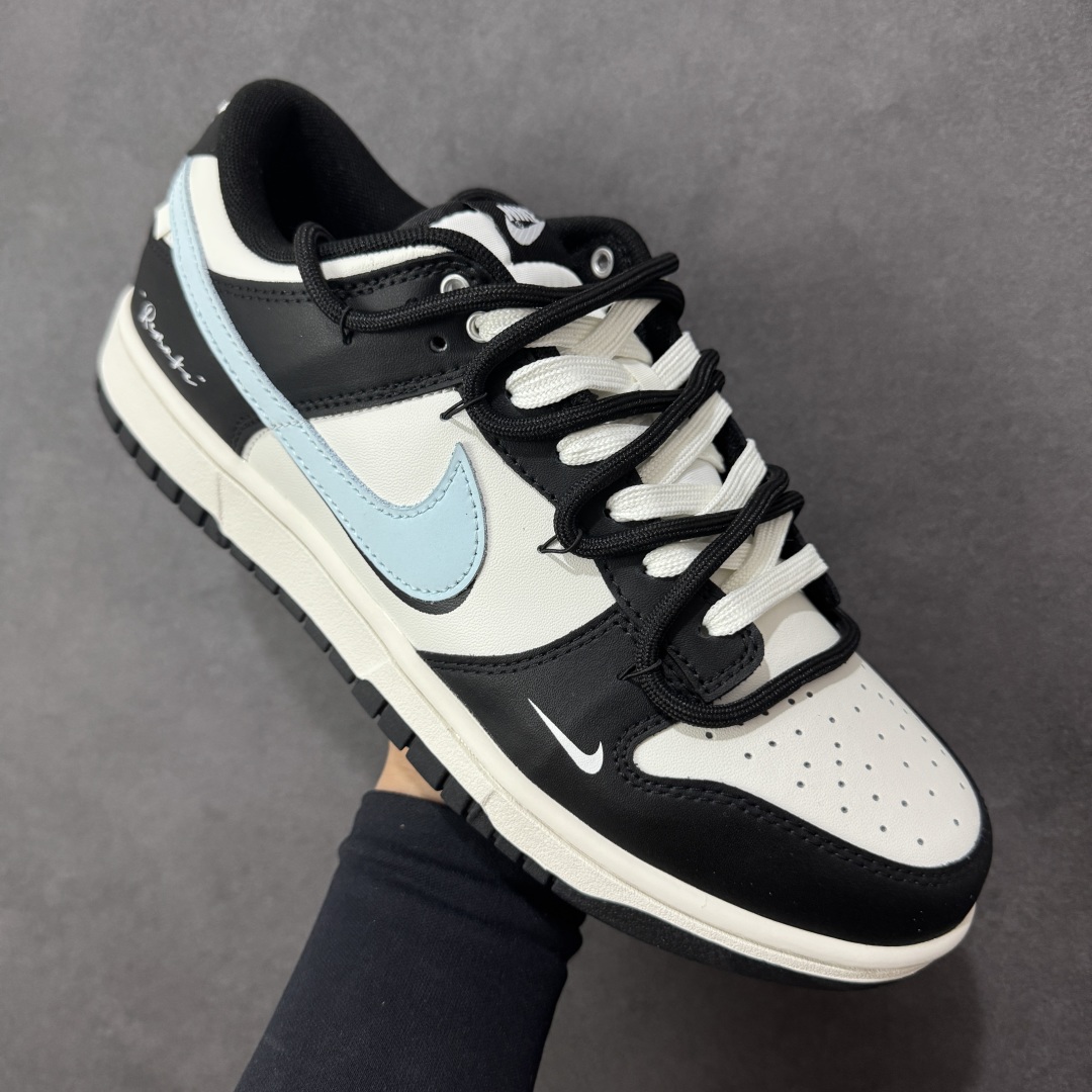 图片[3]-【YC纯原版】Nike Dunk Low 极地冰晶 此款以极地冰川为灵感，黑白基底如极夜覆雪，淡蓝Swoosh划破沉寂，在简约中注入灵气，打造清爽高级的视觉基调。黑色解构绑带与鞋底构成整体硬核支撑，鞋侧「Remake」手写字体暗藏颠覆基因，不仅保留Dunk原始血统，更赋予了现代的冰川美学。 货号： BB0515-090 尺码： 40 40.5 41 42 42.5 43 44 44.5 45 46-选品中心