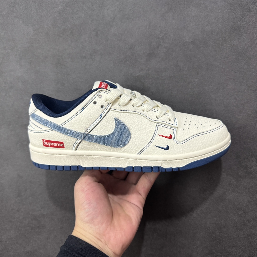 【定制版】Supreme x Nike Dunk SB Low Sup x 耐克 SB 低帮 白蓝牛仔勾 鞋身整体以米白色皮革打造,搭配米白色框架覆盖层,使鞋款十分百搭,鞋身两侧Swoosh Logo采用蓝色牛仔点缀,后跟装饰片辅以白色皮革制作,鞋舌是网布材料以及Supreme字样呈现,整体就是小白鞋设计,鞋头处侧边双迷你Swoosh Logo分别采用红色、蓝色刺绣点缀,后跟印有Supreme字样,彰显联名身份;最后以米白色中底搭配蓝色橡胶外底完善整体设计收尾。 货号:JP1628-016 尺码:36 36.5 37.5 38 38.5 39 40 40.5 41 42 42.5 43 44 44.5 45 编码:HXSB330340-选品中心